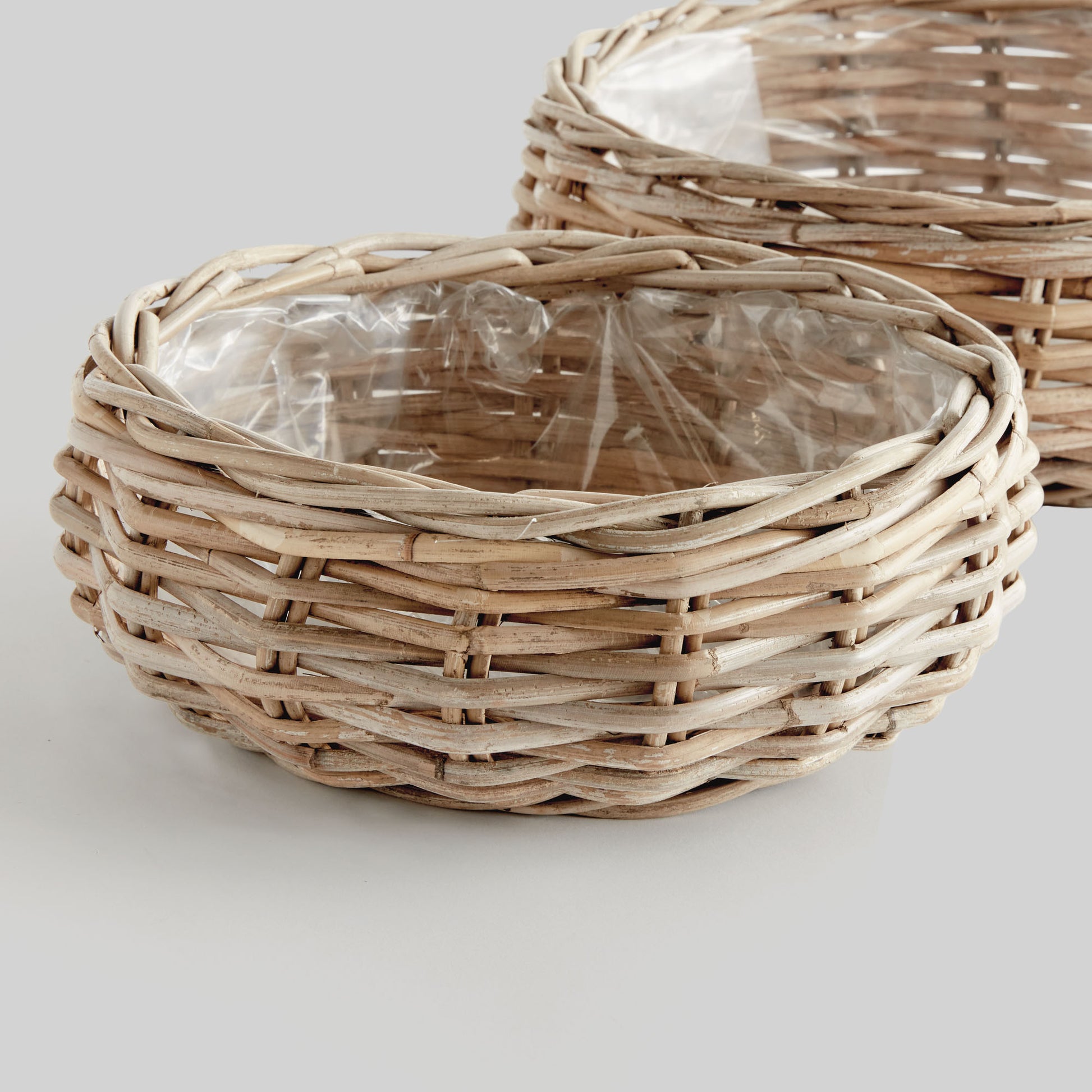 Gray rattan low basket planters (set of 2) - stylish home accent (Image3).