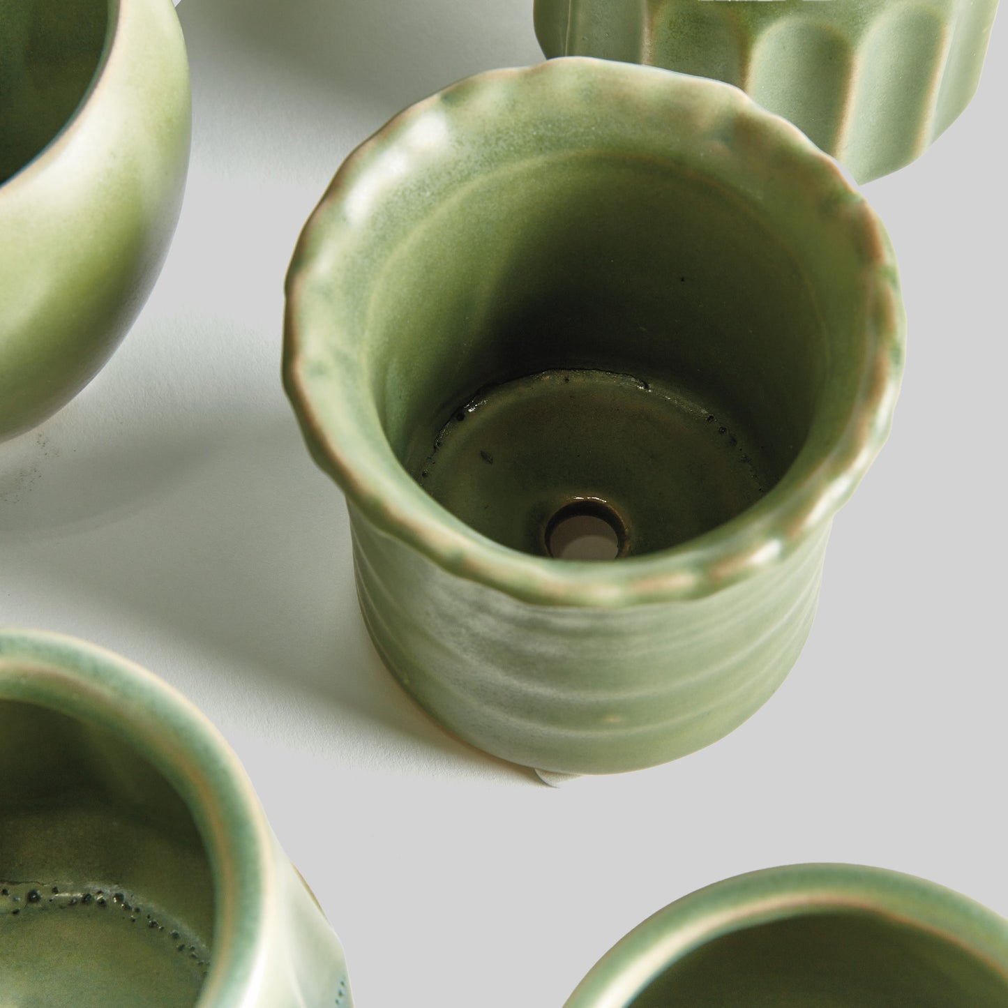 Green stoneware mini cachepots (set of 6) - stylish home accent (Image2).