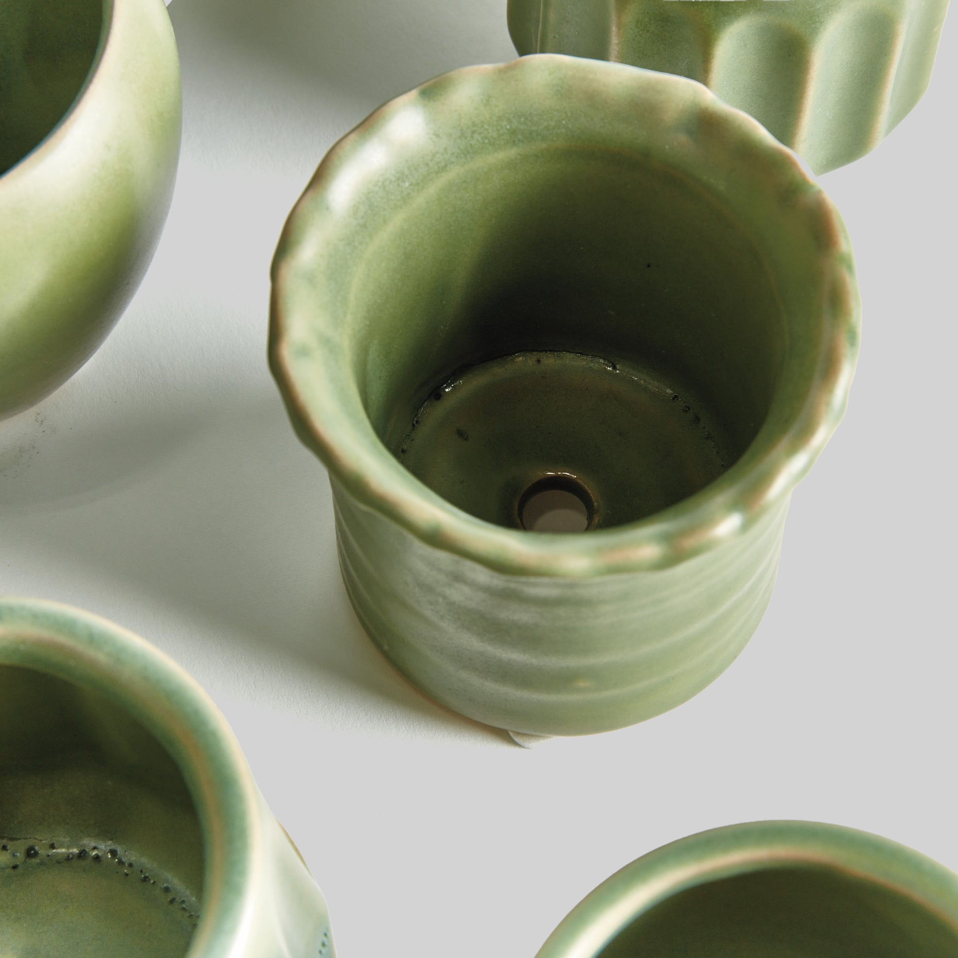 Green stoneware mini cachepots (set of 6) - stylish home accent (Image2).