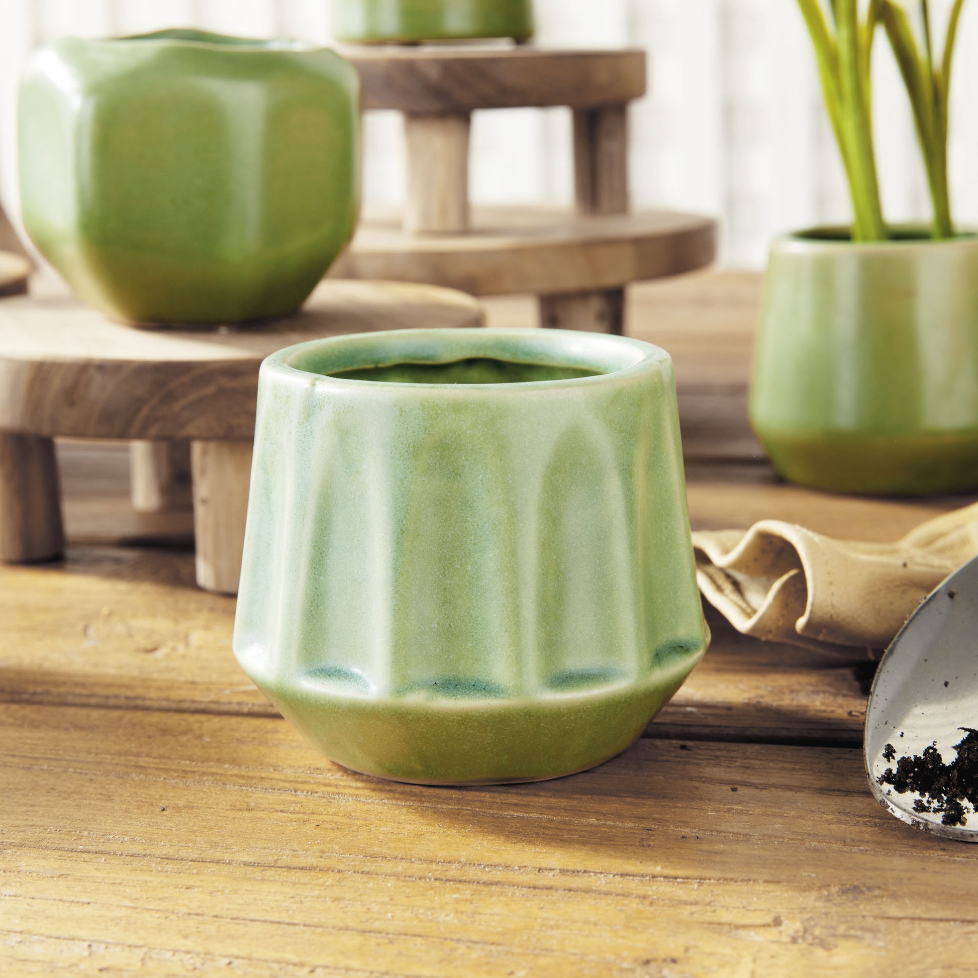 Green stoneware mini cachepots (set of 6) - stylish home accent (Image5).
