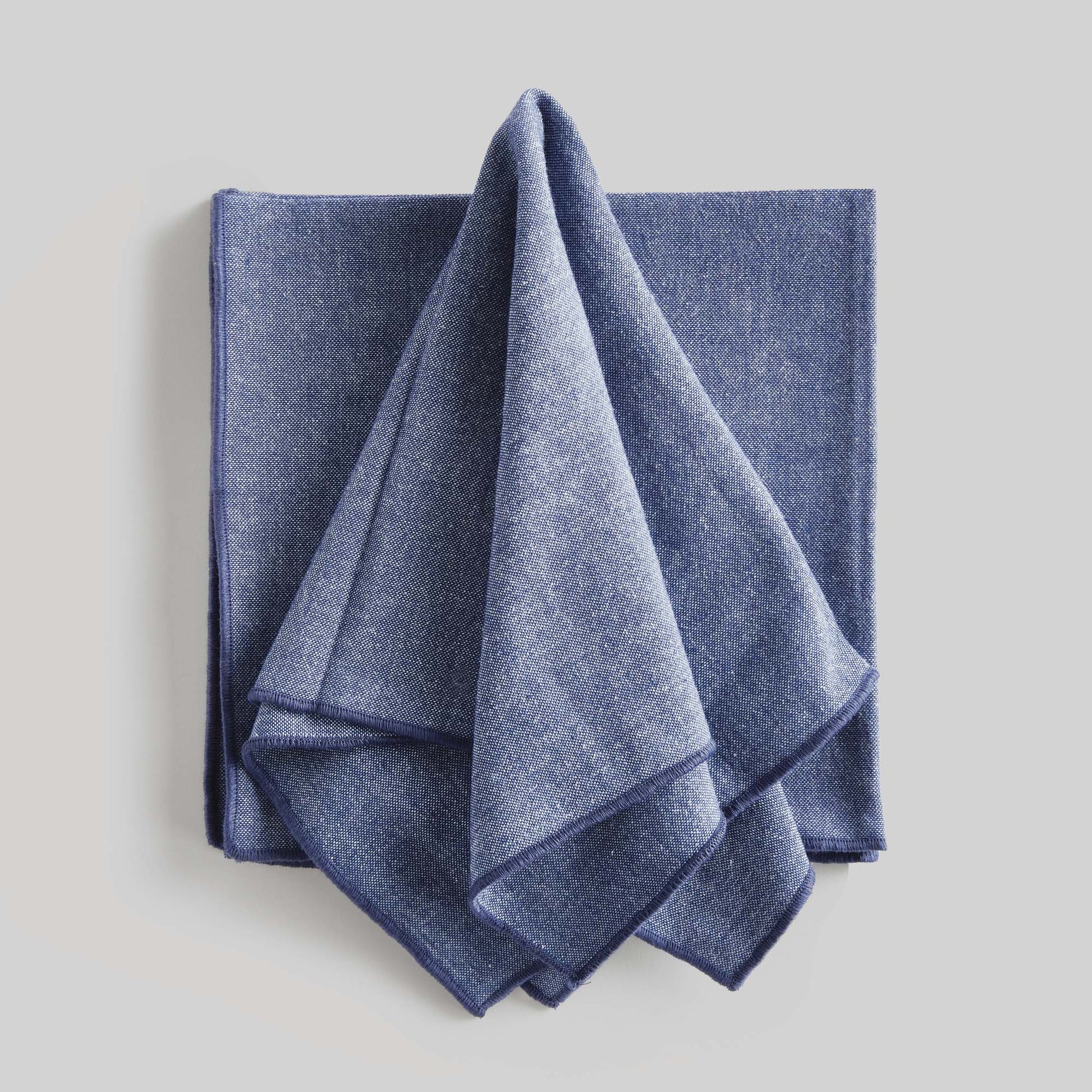 Heathered blue with navy border cotton dinner napkins (set of 4) - stylish home accent (Image1).