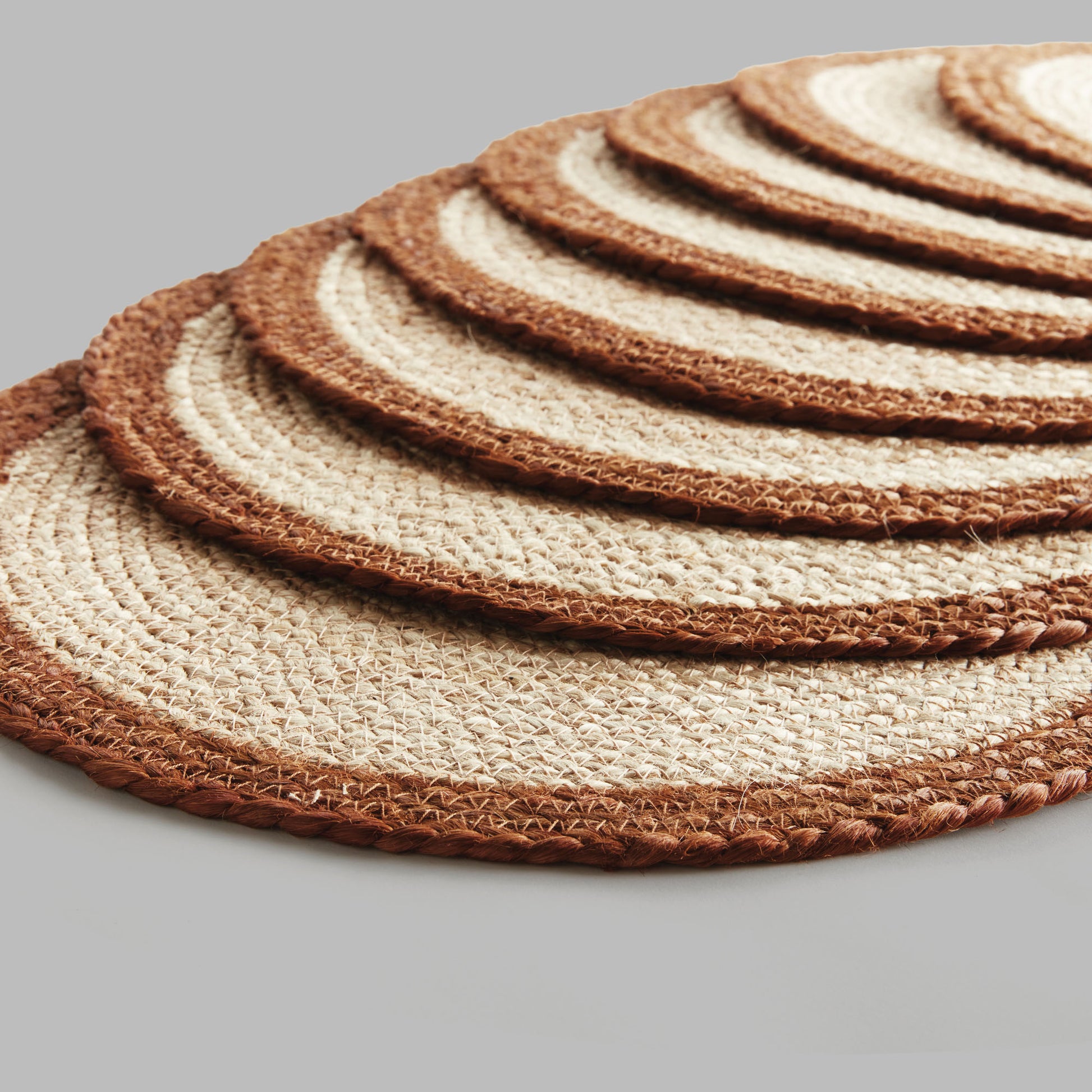 Jute coil round placemats (set of 8) - stylish home accent (Image2).