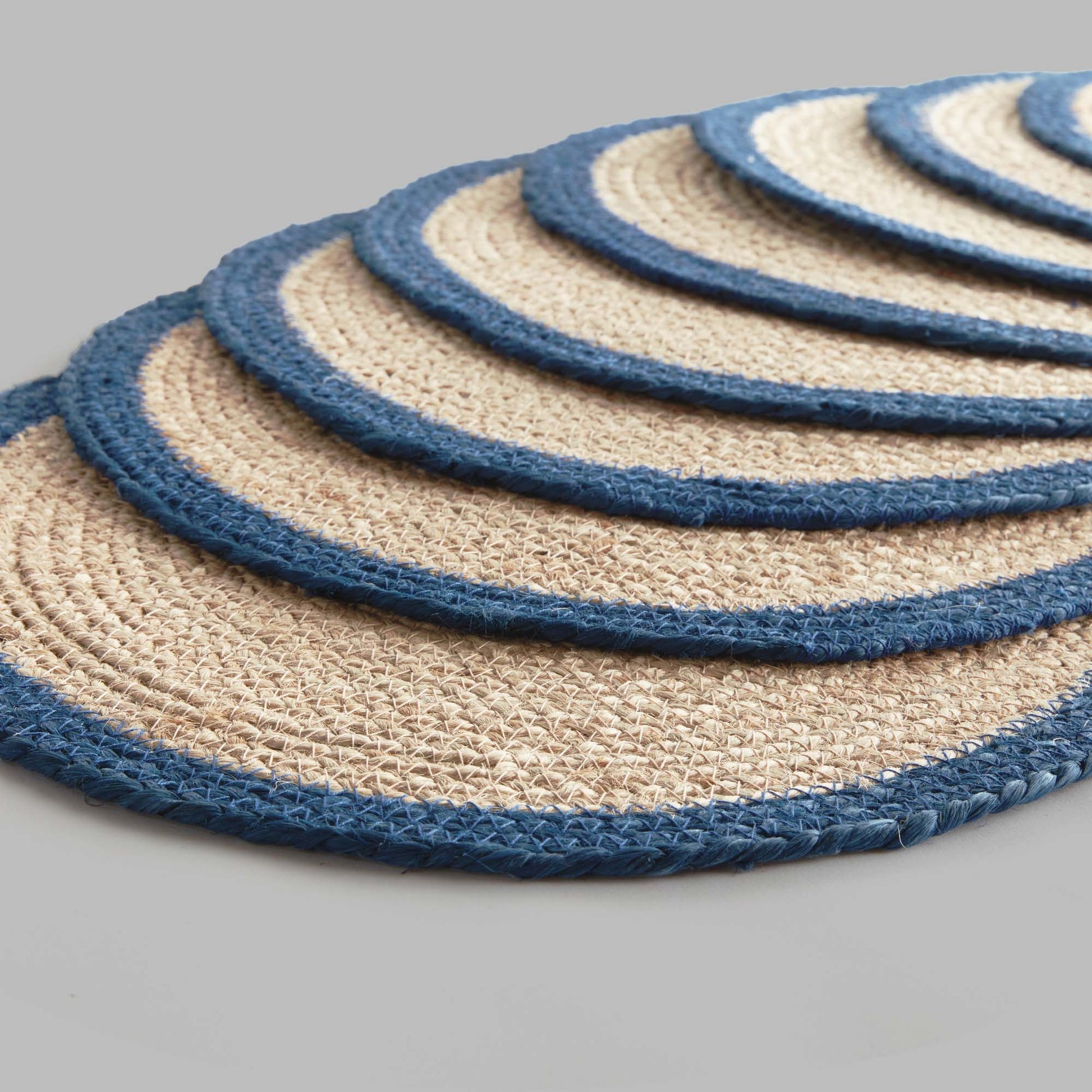 Jute round placemats with navy border (set of 8) - stylish home accent (Image2).
