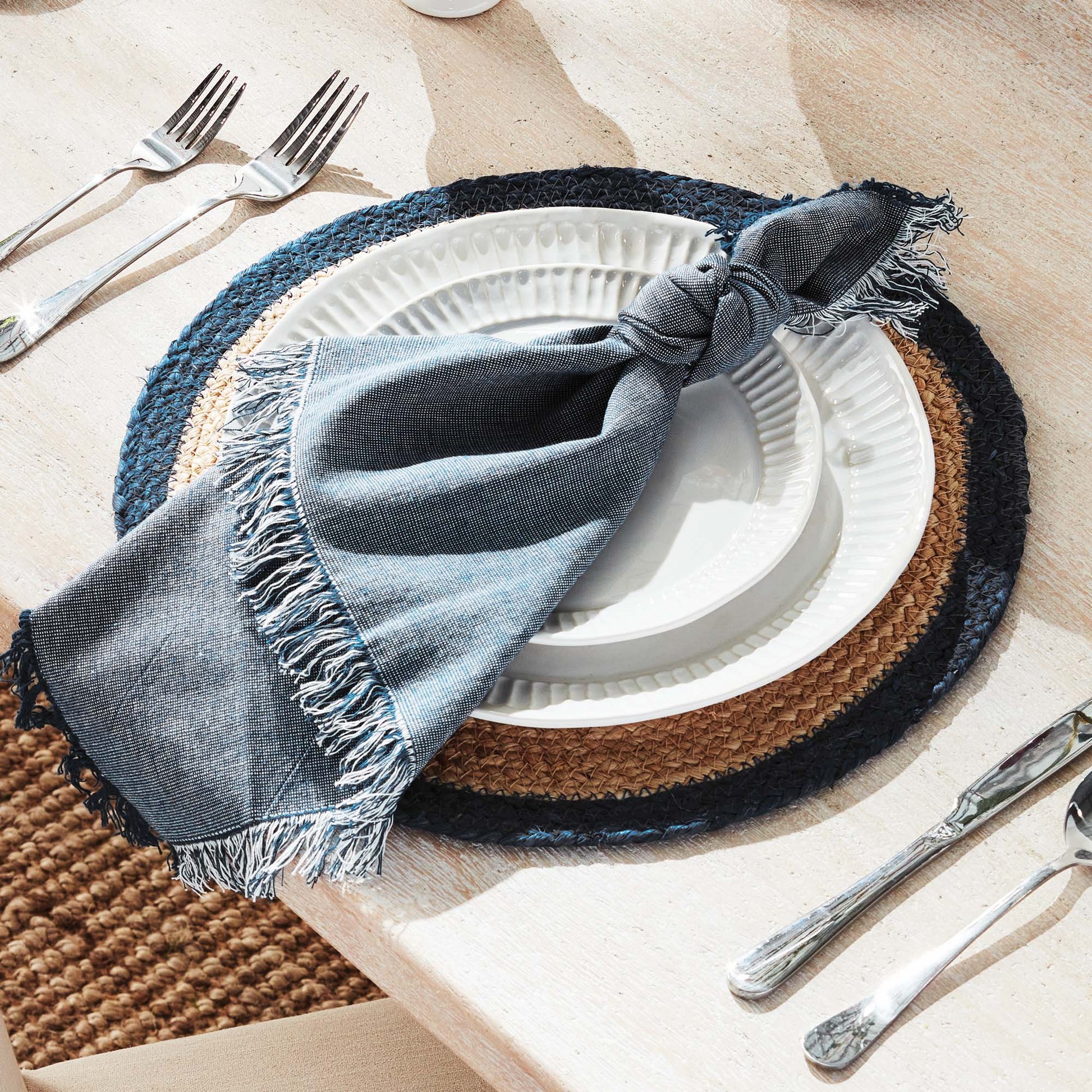 Jute round placemats with navy border (set of 8) - stylish home accent (Image1).