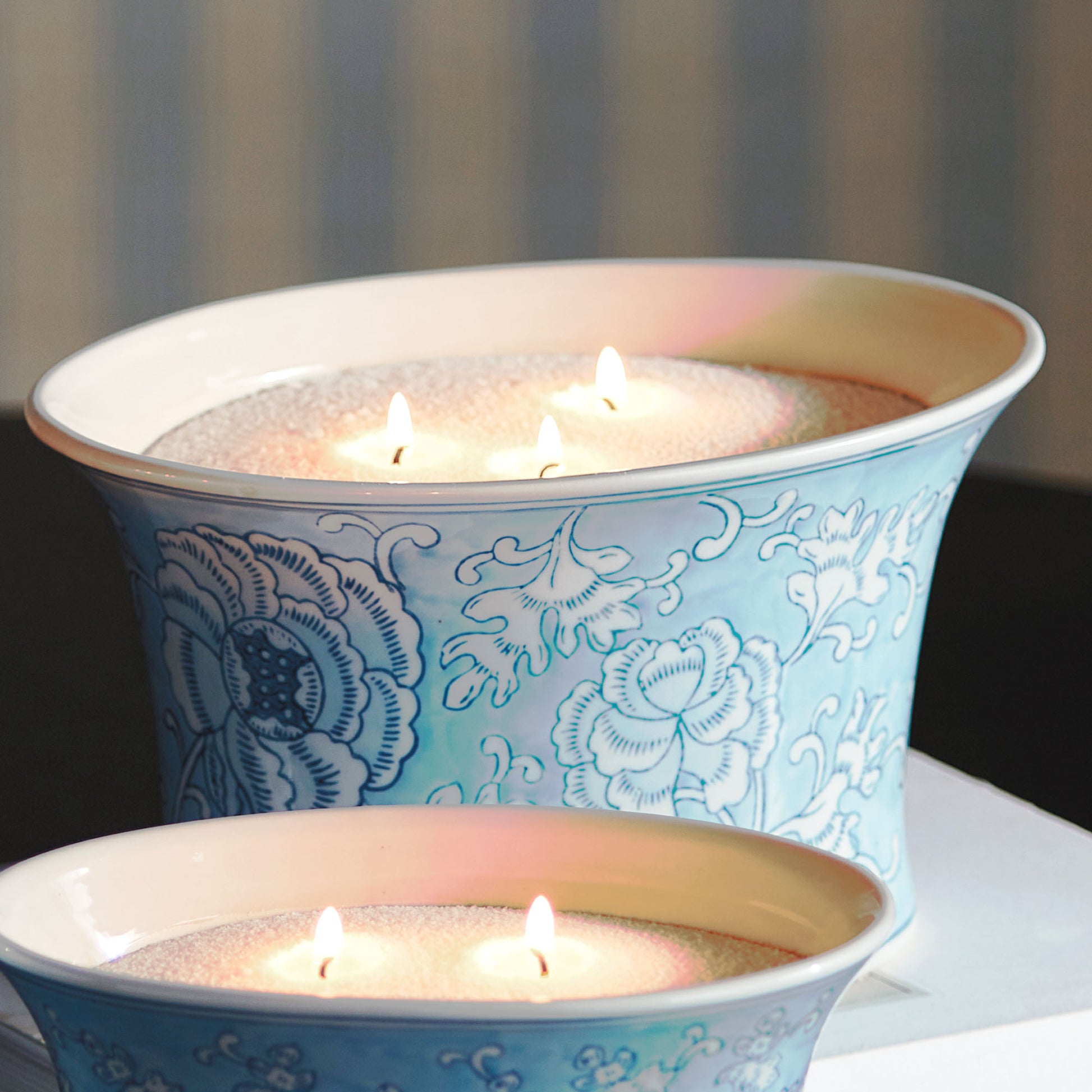 Large light blue hand-painted chinoiserie porcelain cachepot - stylish home accent (Image5).