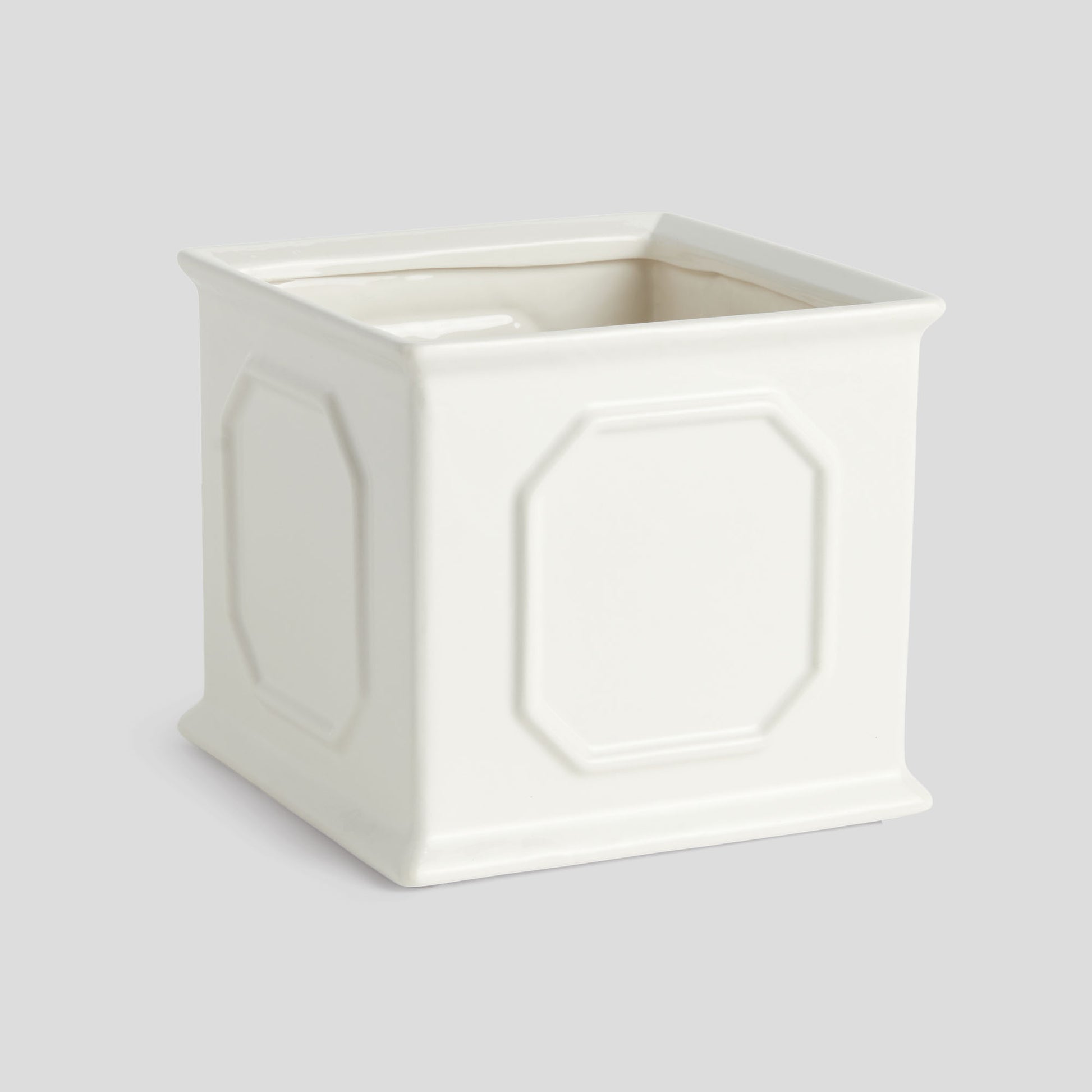 Large white ceramic cachepot - stylish home accent (Image1).