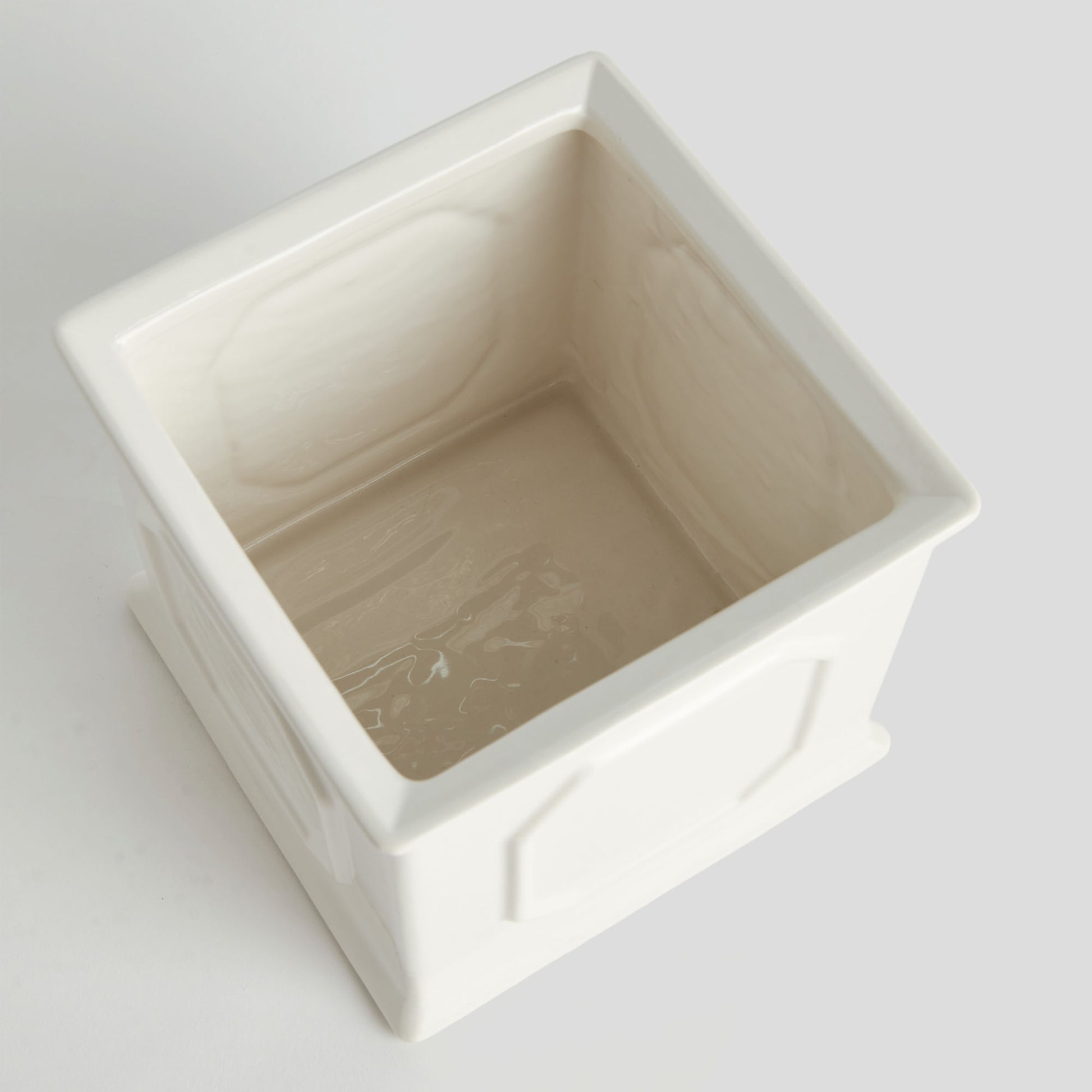 Large white ceramic cachepot - stylish home accent (Image2).