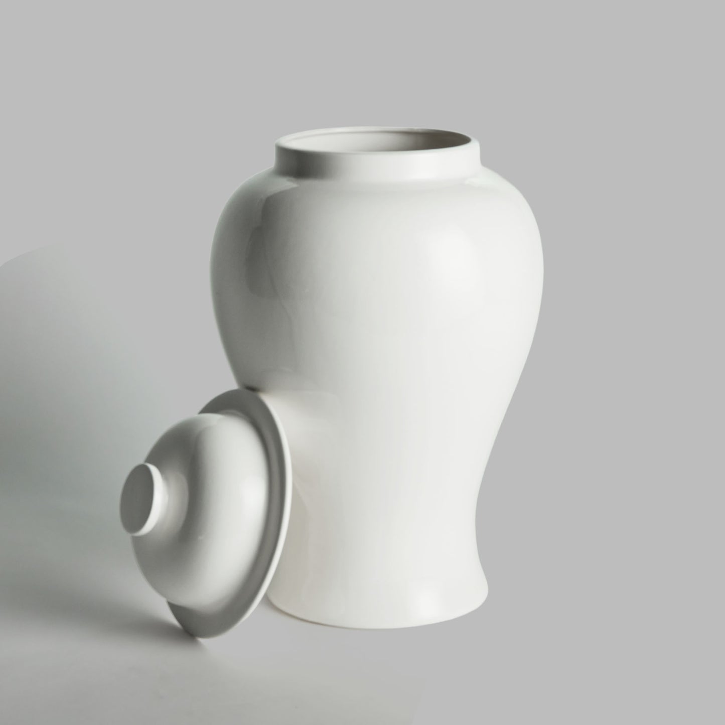 Large white lidded ginger jar - stylish home accent (Image2).