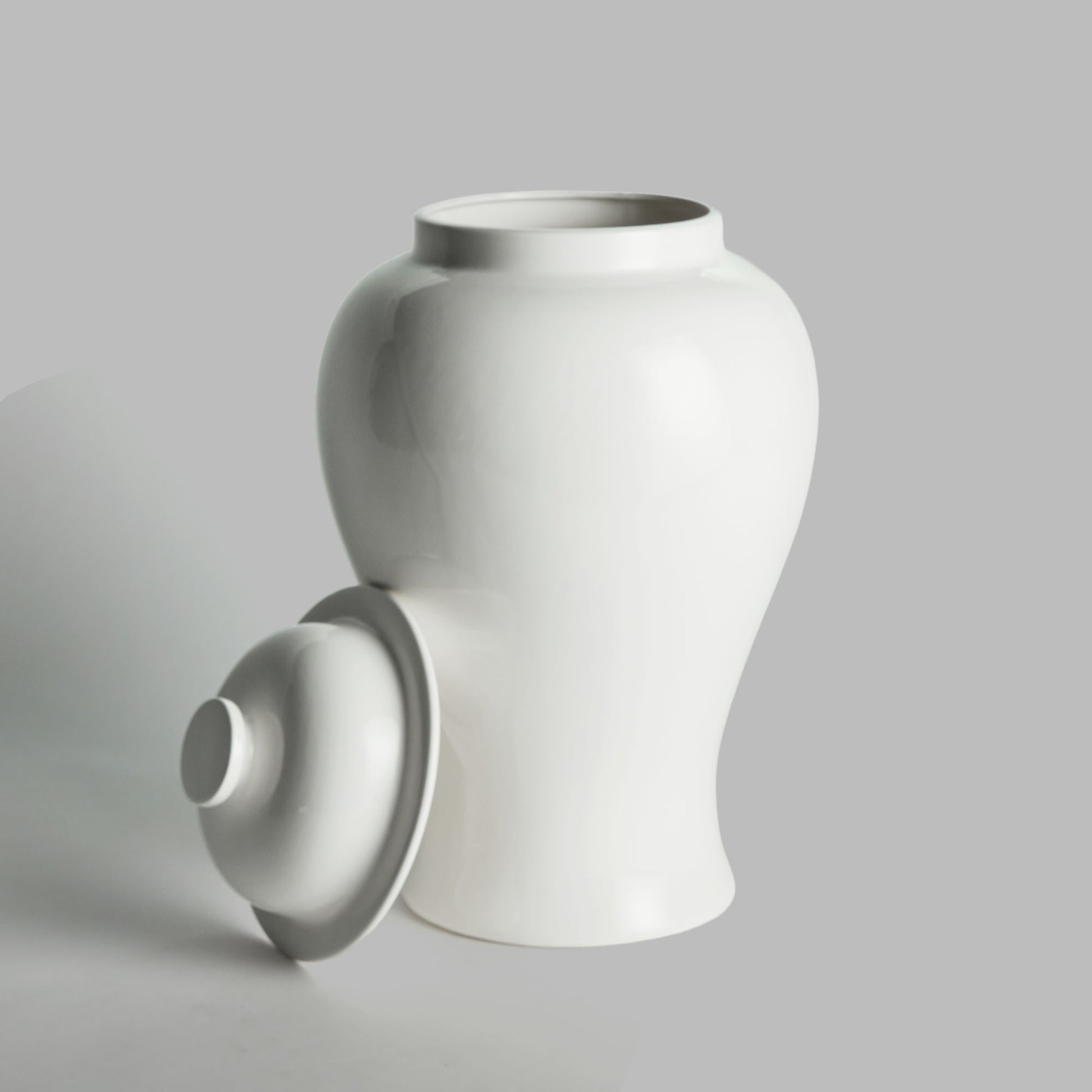 Large white lidded ginger jar - stylish home accent (Image2).