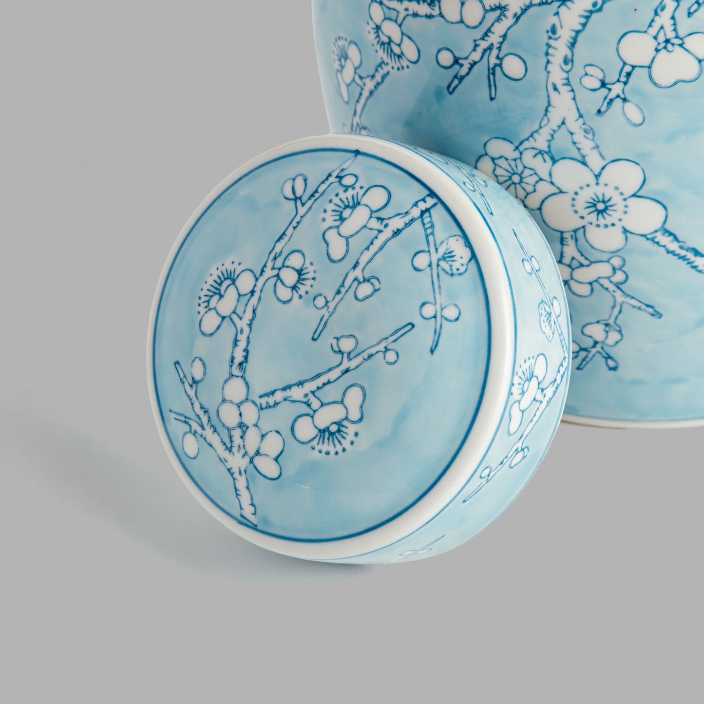 Light blue hand-painted chinoiserie porcelain lidded jar - stylish home accent (Image3).