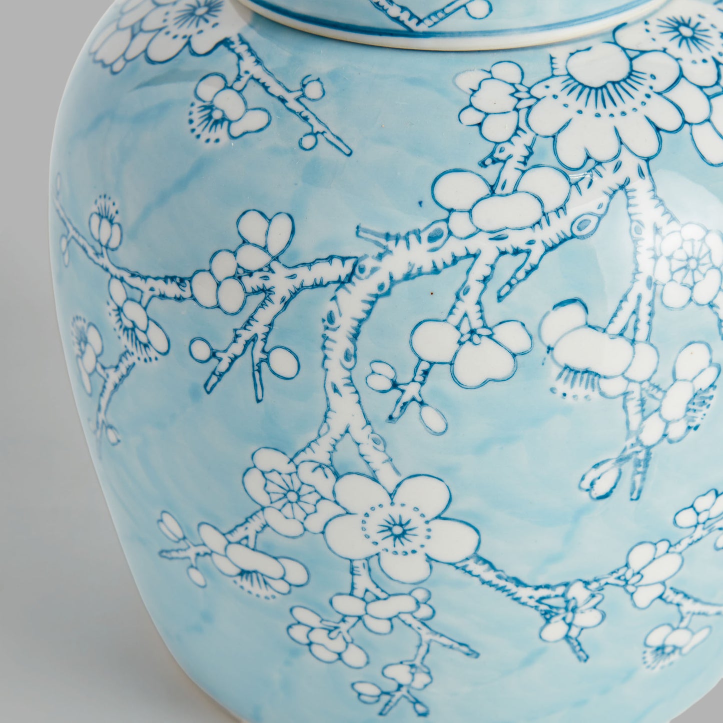 Light blue hand-painted chinoiserie porcelain lidded jar - stylish home accent (Image4).