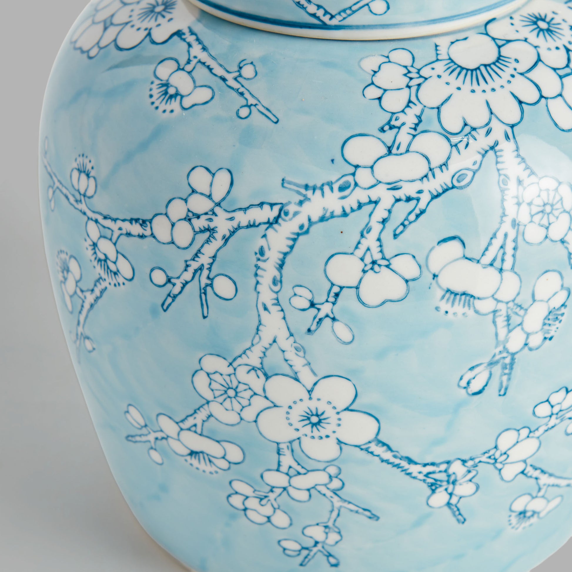 Light blue hand-painted chinoiserie porcelain lidded jar - stylish home accent (Image4).