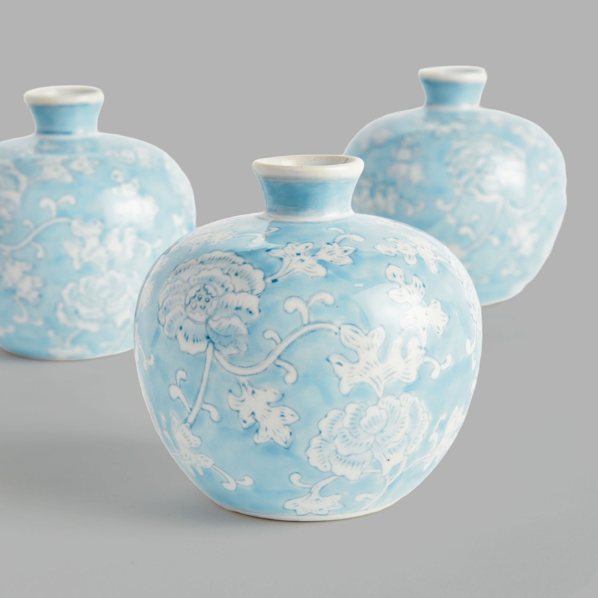 Light blue hand-painted porcelain bud vases (set of 3) - stylish home accent (Image2).