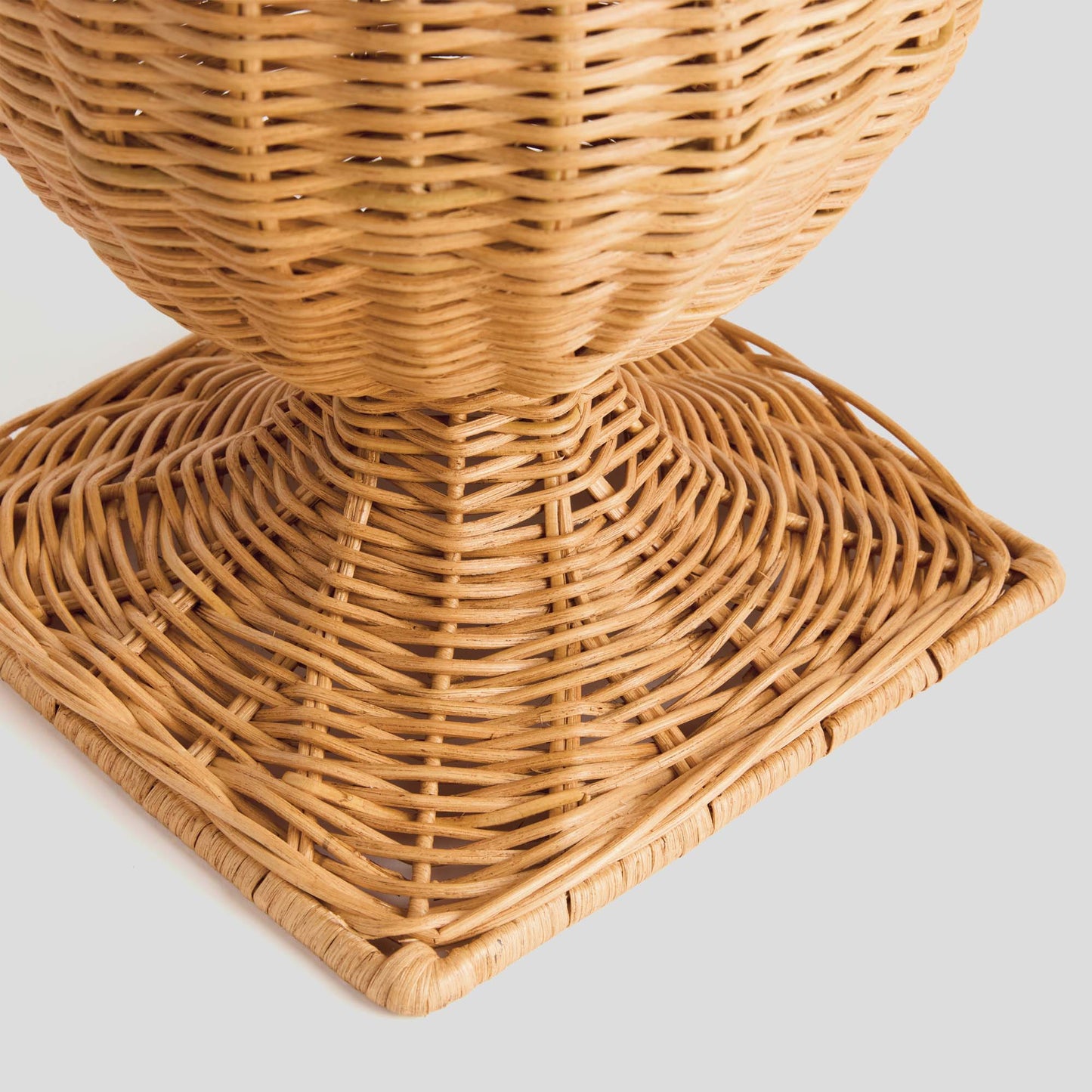 Narrow woven rattan vase - stylish home accent (Image4).