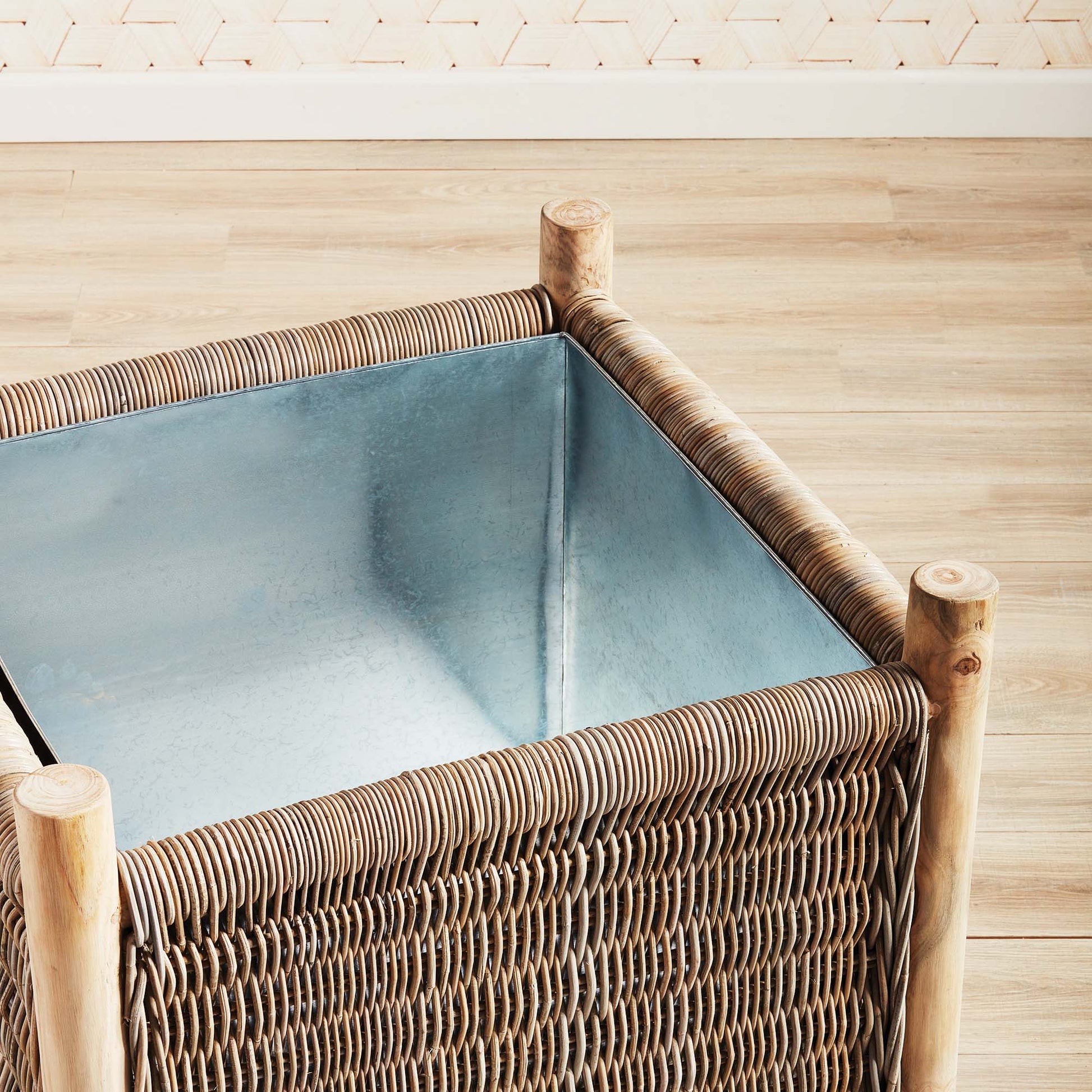 Natural rattan grand planter with teak legs 32 inch - stylish home accent (Image3).