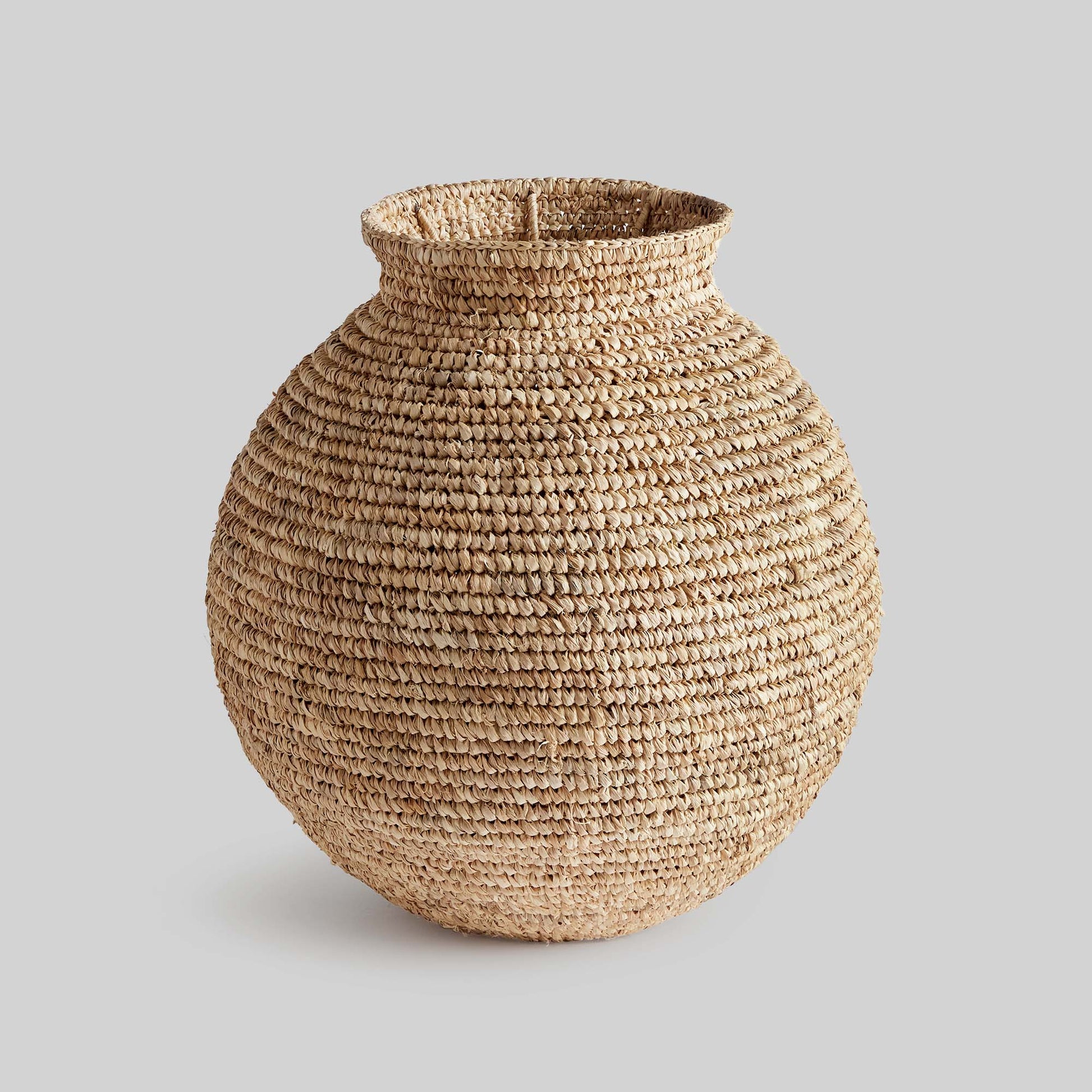 Natural woven corn husk small vase - stylish home accent (Image1).