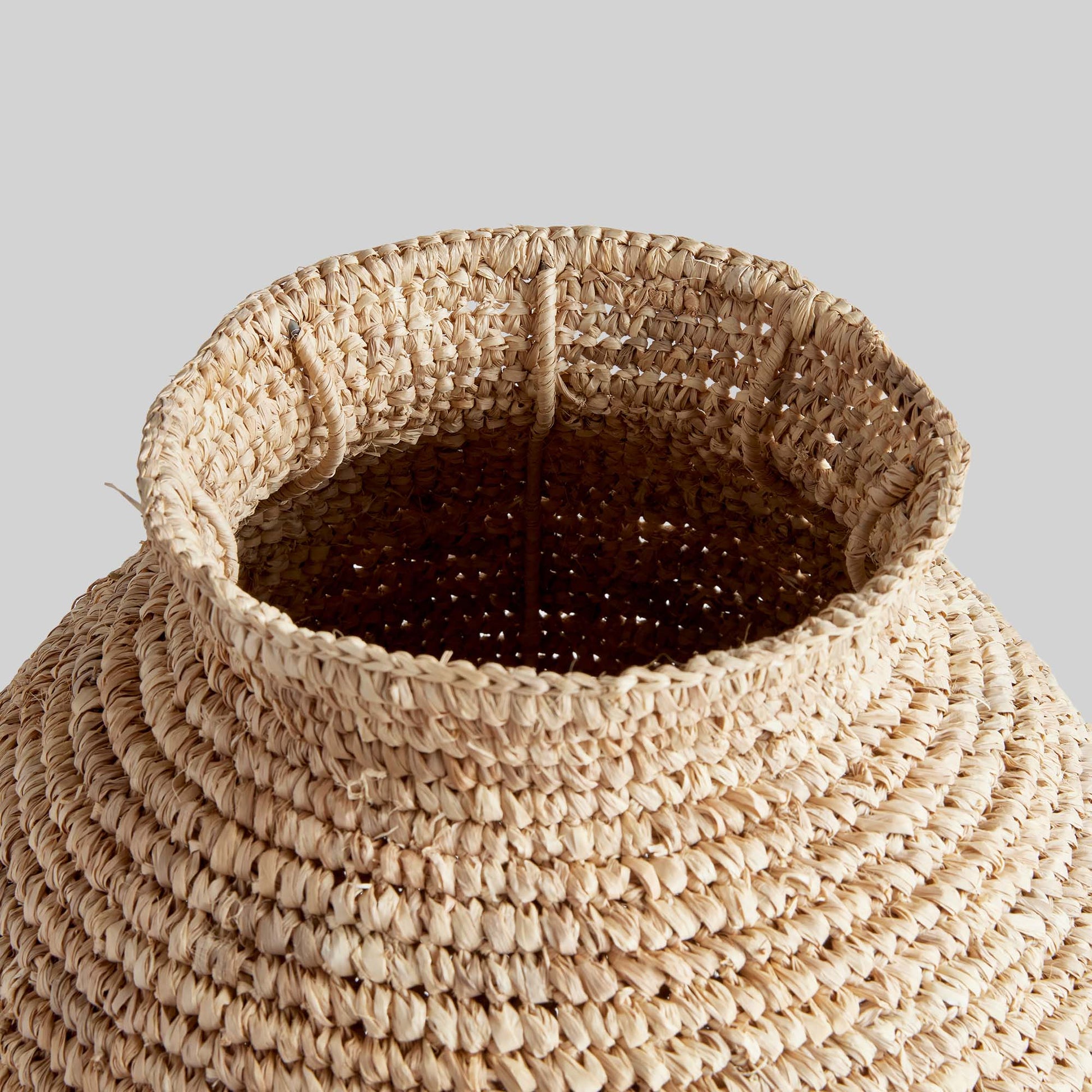 Natural woven corn husk small vase - stylish home accent (Image3).