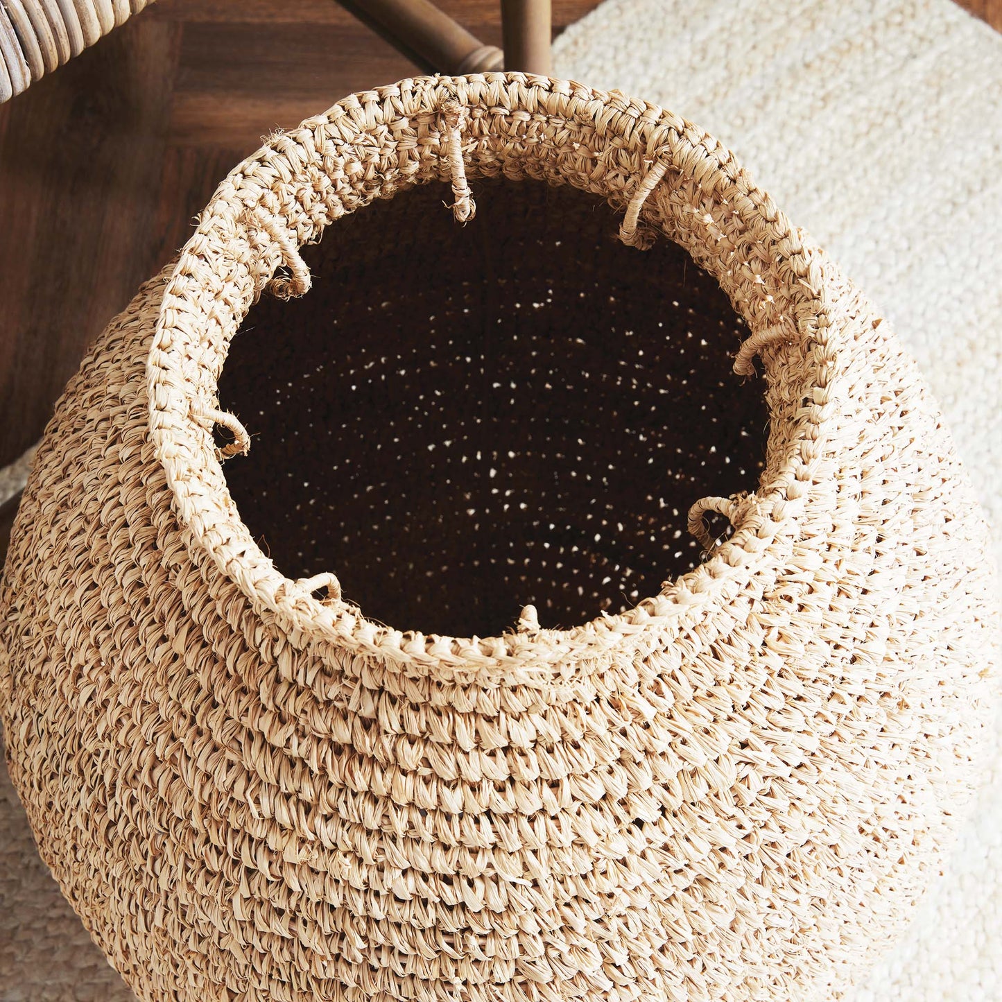 Natural woven corn husk small vase - stylish home accent (Image4).