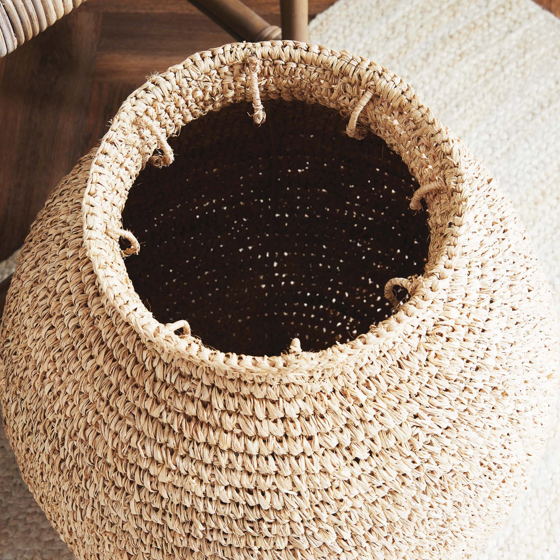 Natural woven corn husk small vase - stylish home accent (Image4).