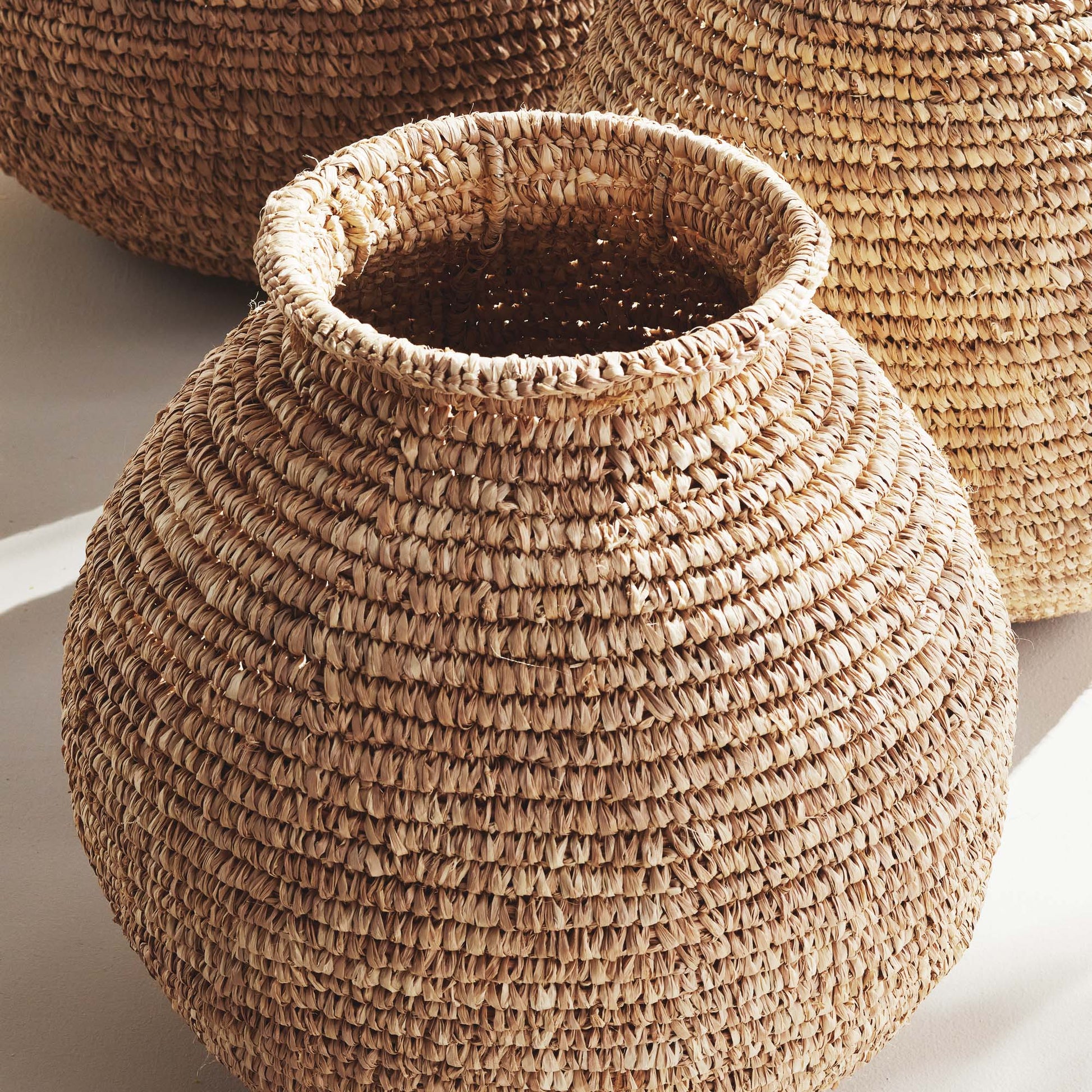 Natural woven corn husk small vase - stylish home accent (Image5).