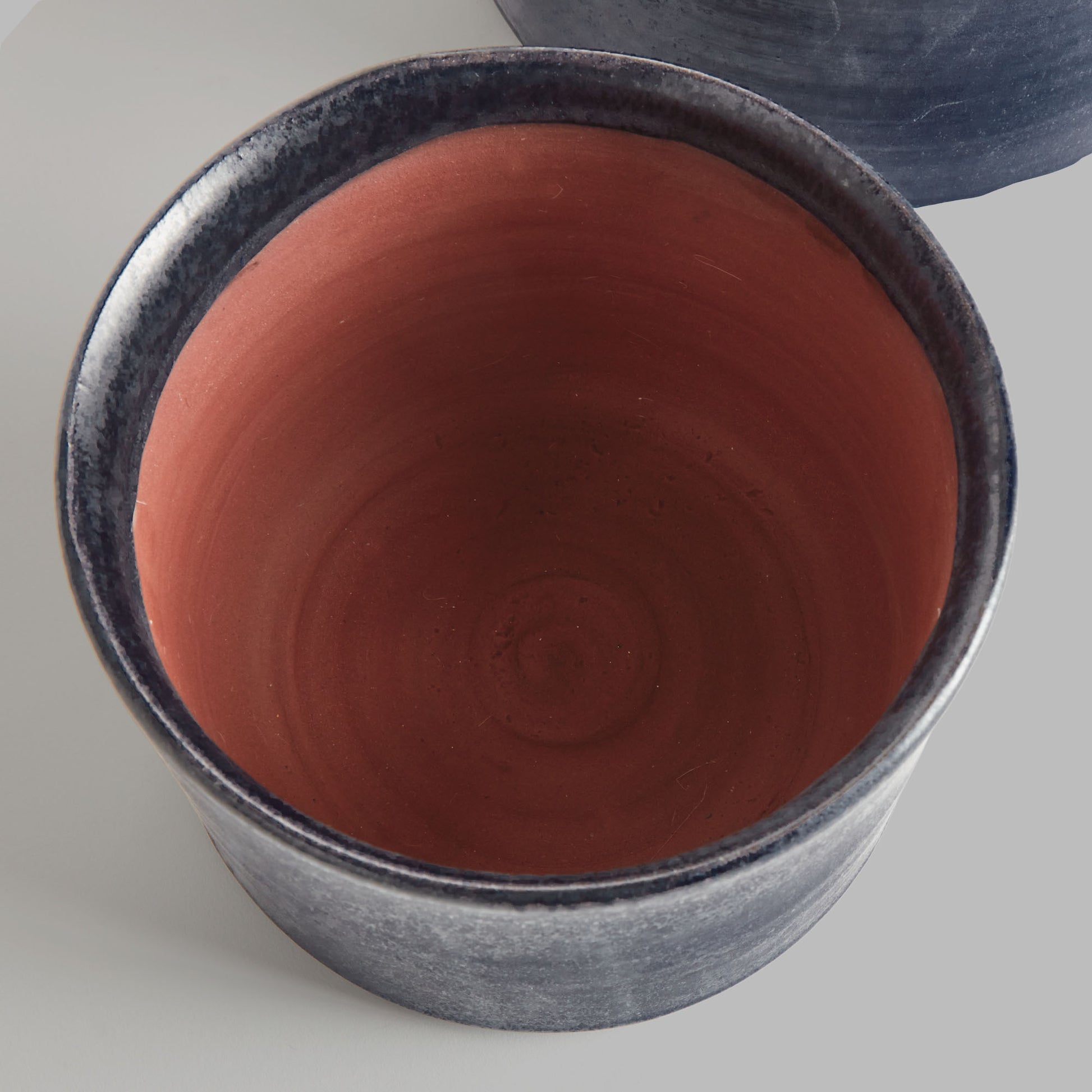 Navy crackled terracotta cachepots (set of 2) - stylish home accent (Image2).