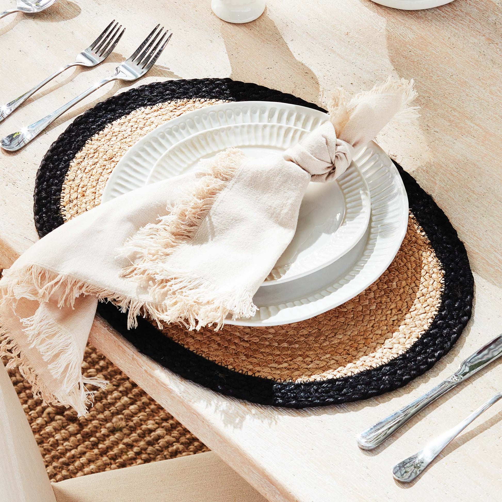 Oval jute placemats with black border (set of 8) - stylish home accent (Image1).