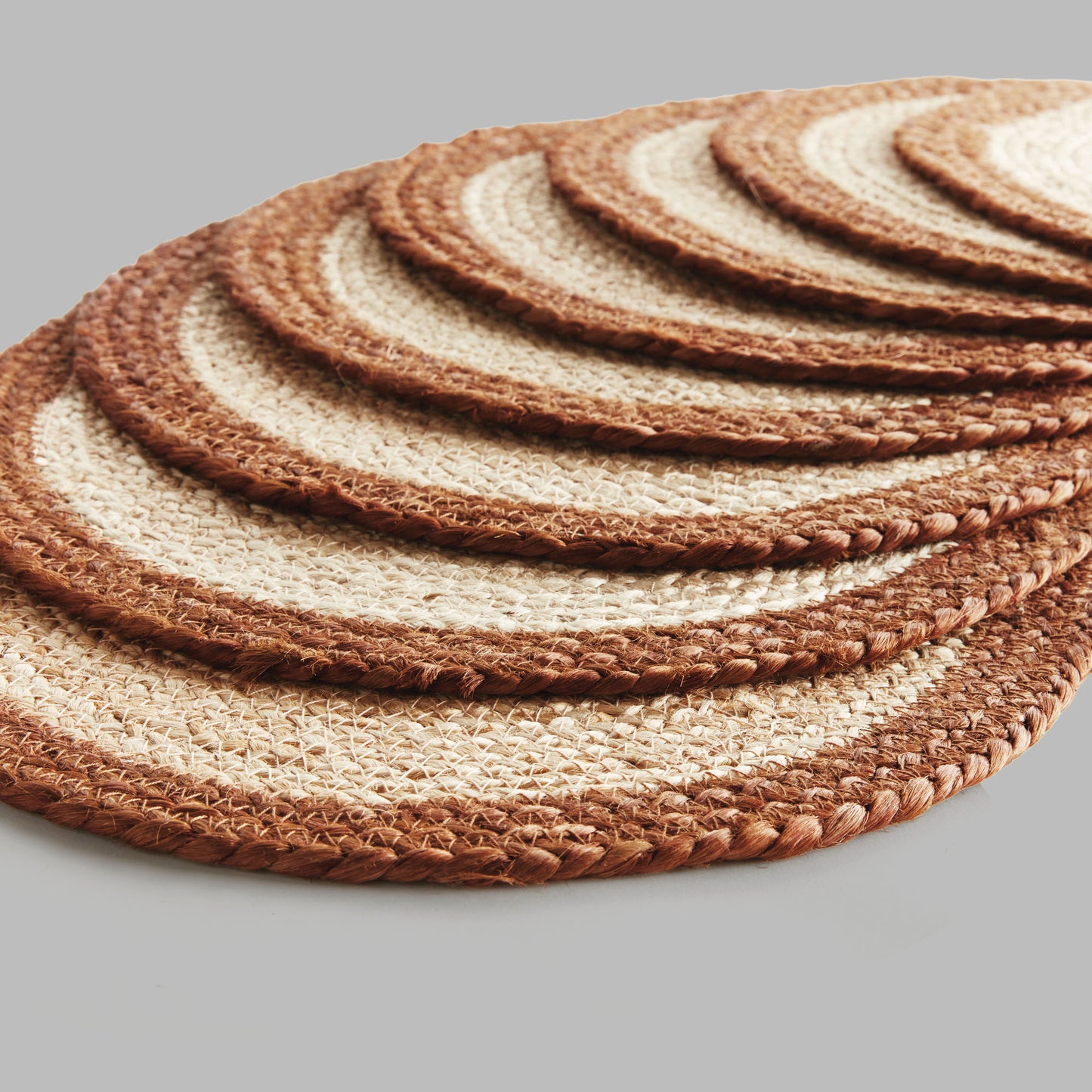 Oval jute placemats with brown border (set of 8) - stylish home accent (Image2).