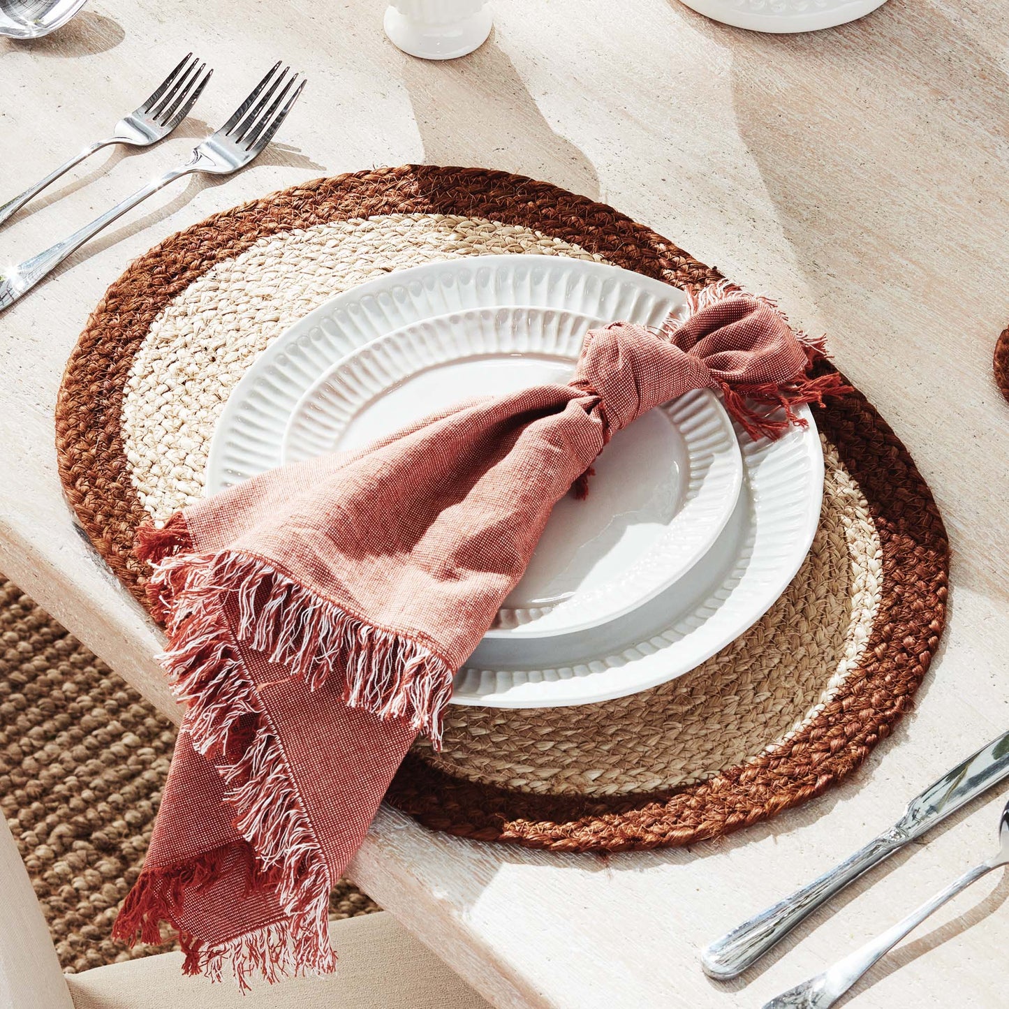 Oval jute placemats with brown border (set of 8) - stylish home accent (Image1).