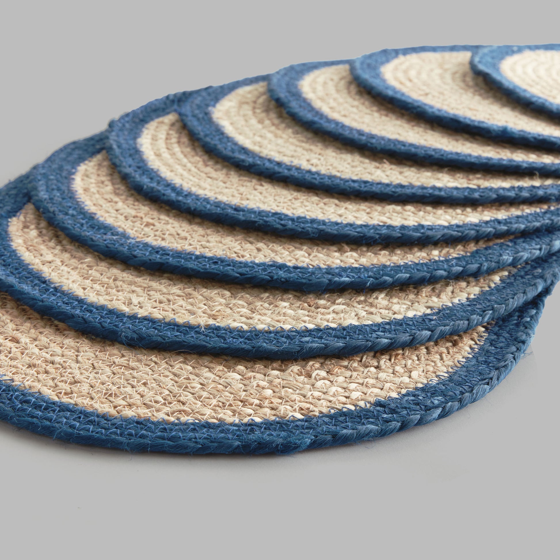 Oval jute placemats with navy border (set of 8) - stylish home accent (Image2).