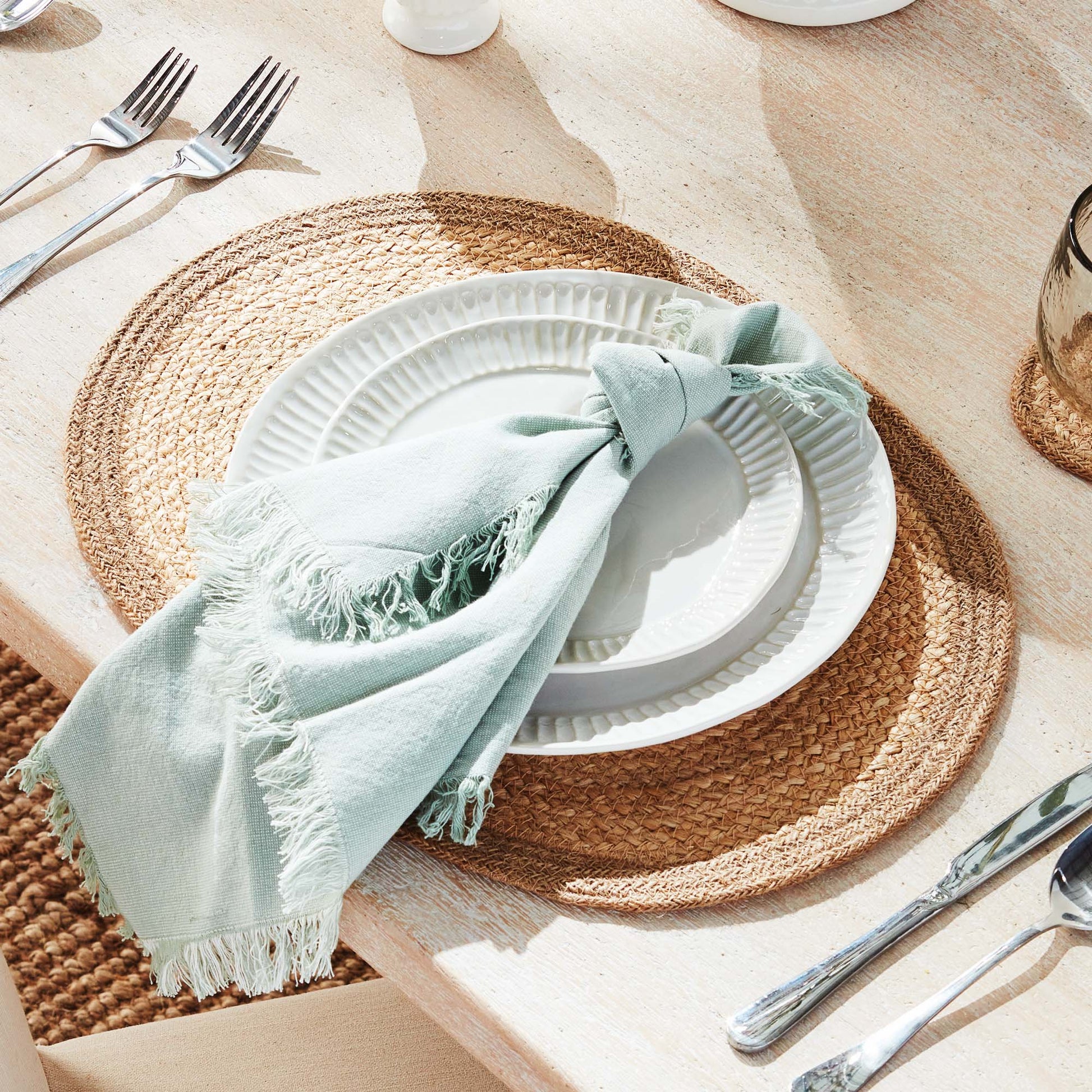 Oval jute placemats with taupe border (set of 8) - stylish home accent (Image1).