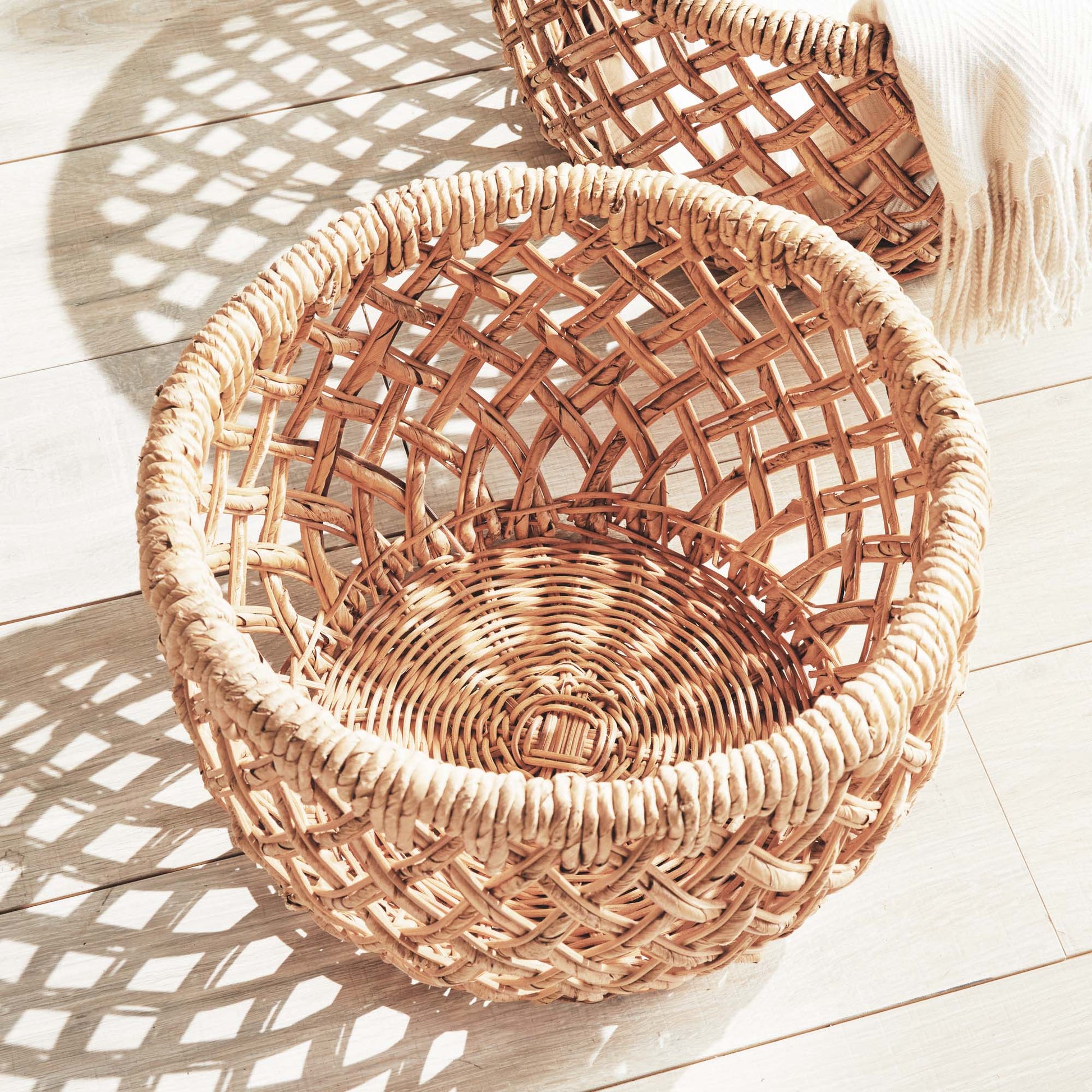 Oval woven banana leaf baskets (set of 2) - stylish home accent (Image6).