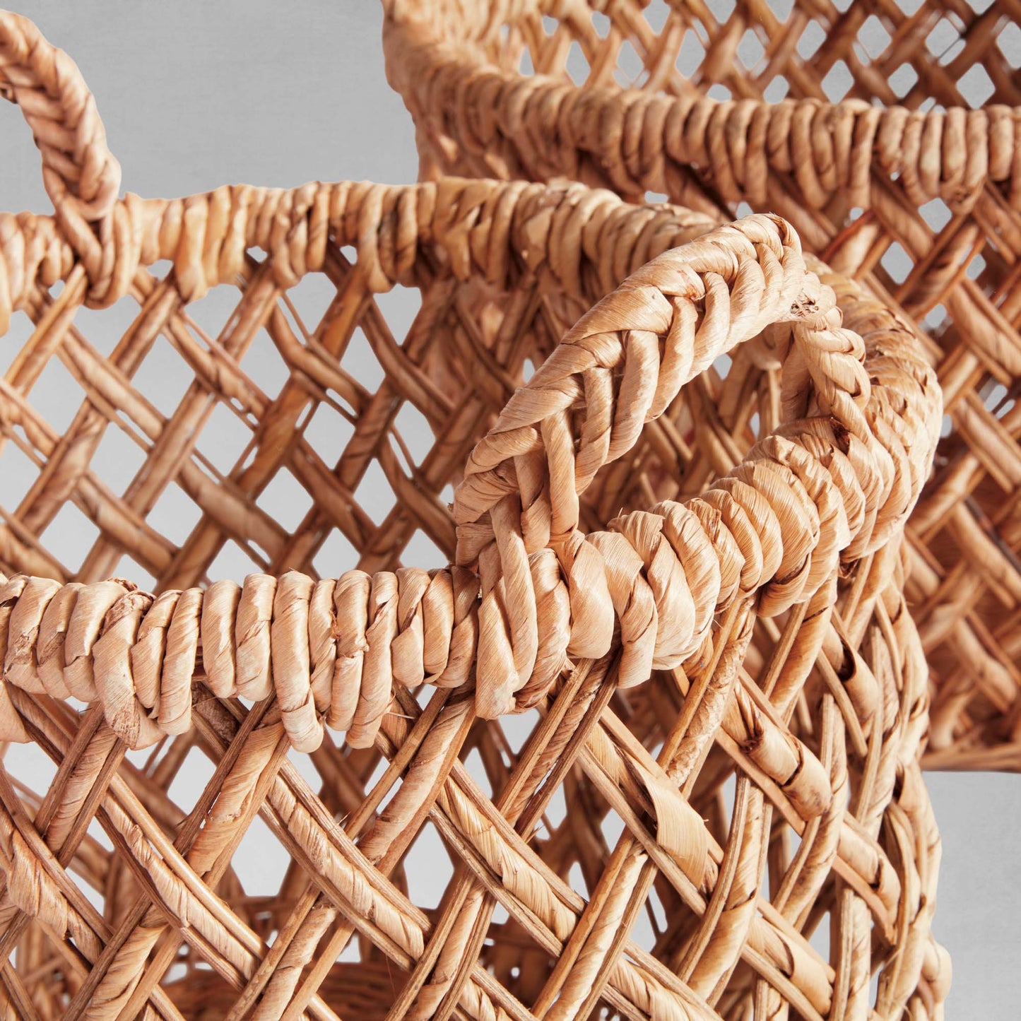 Oval woven banana leaf baskets with handles (set of 2) - stylish home accent (Image3).