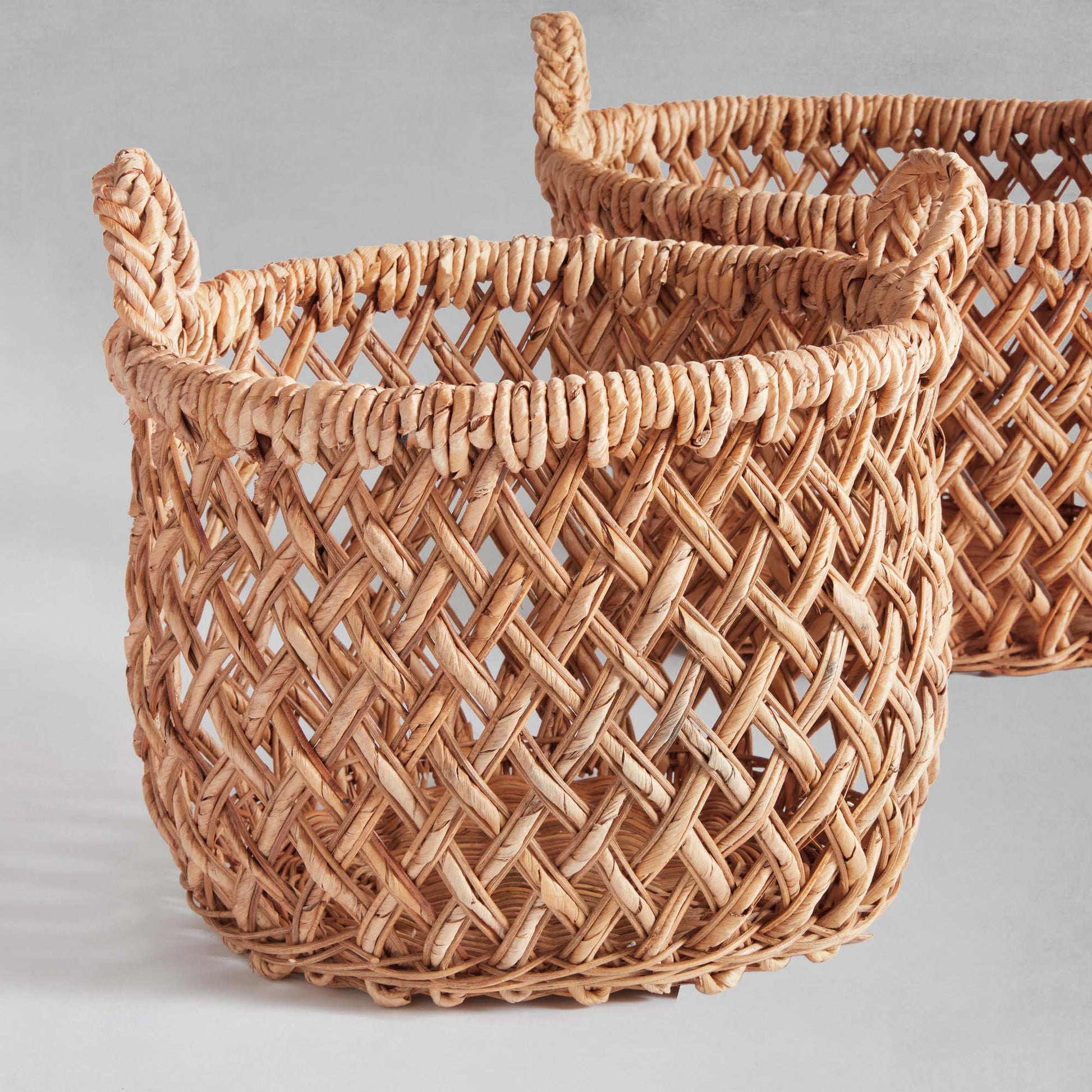 Oval woven banana leaf baskets with handles (set of 2) - stylish home accent (Image4).