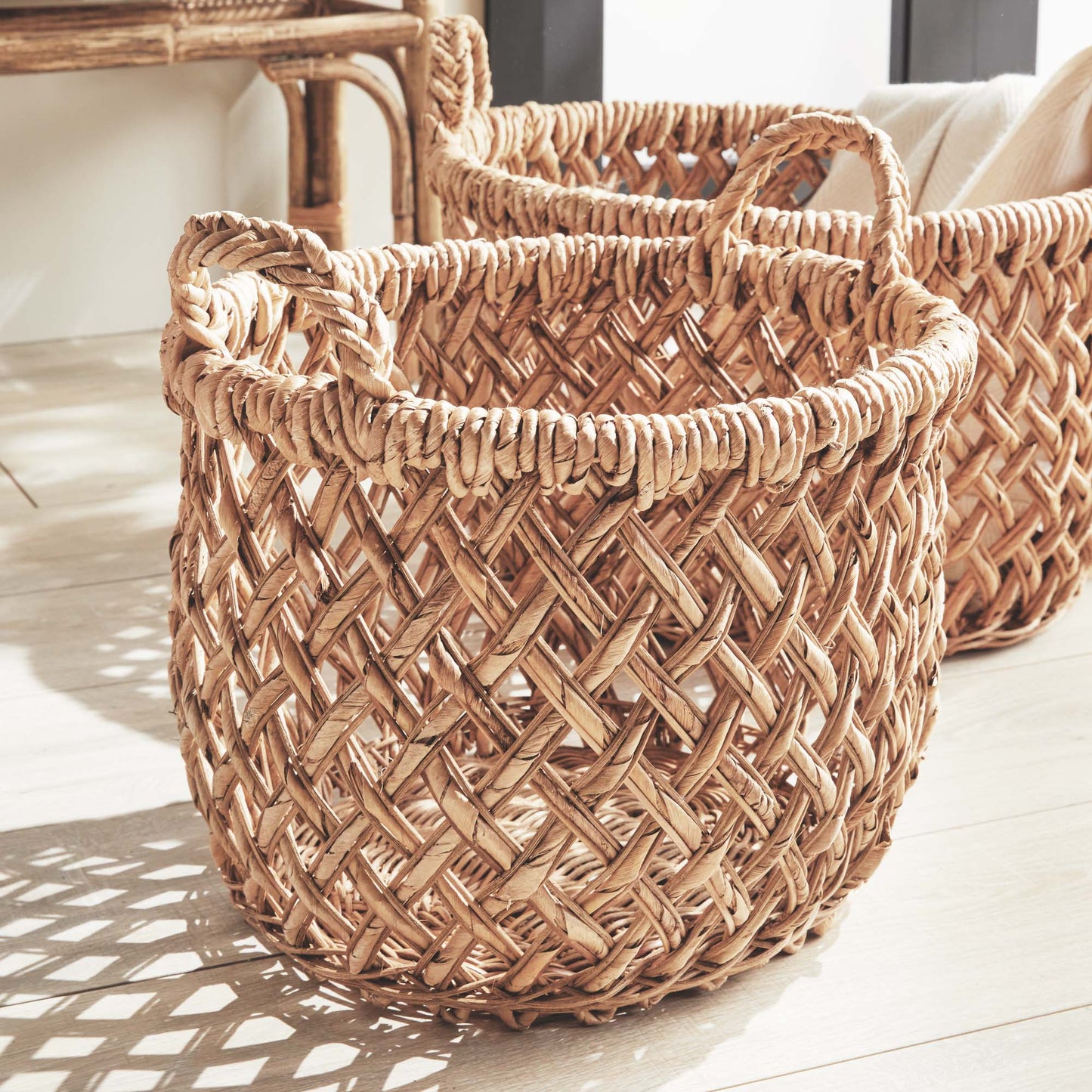 Oval woven banana leaf baskets with handles (set of 2) - stylish home accent (Image6).