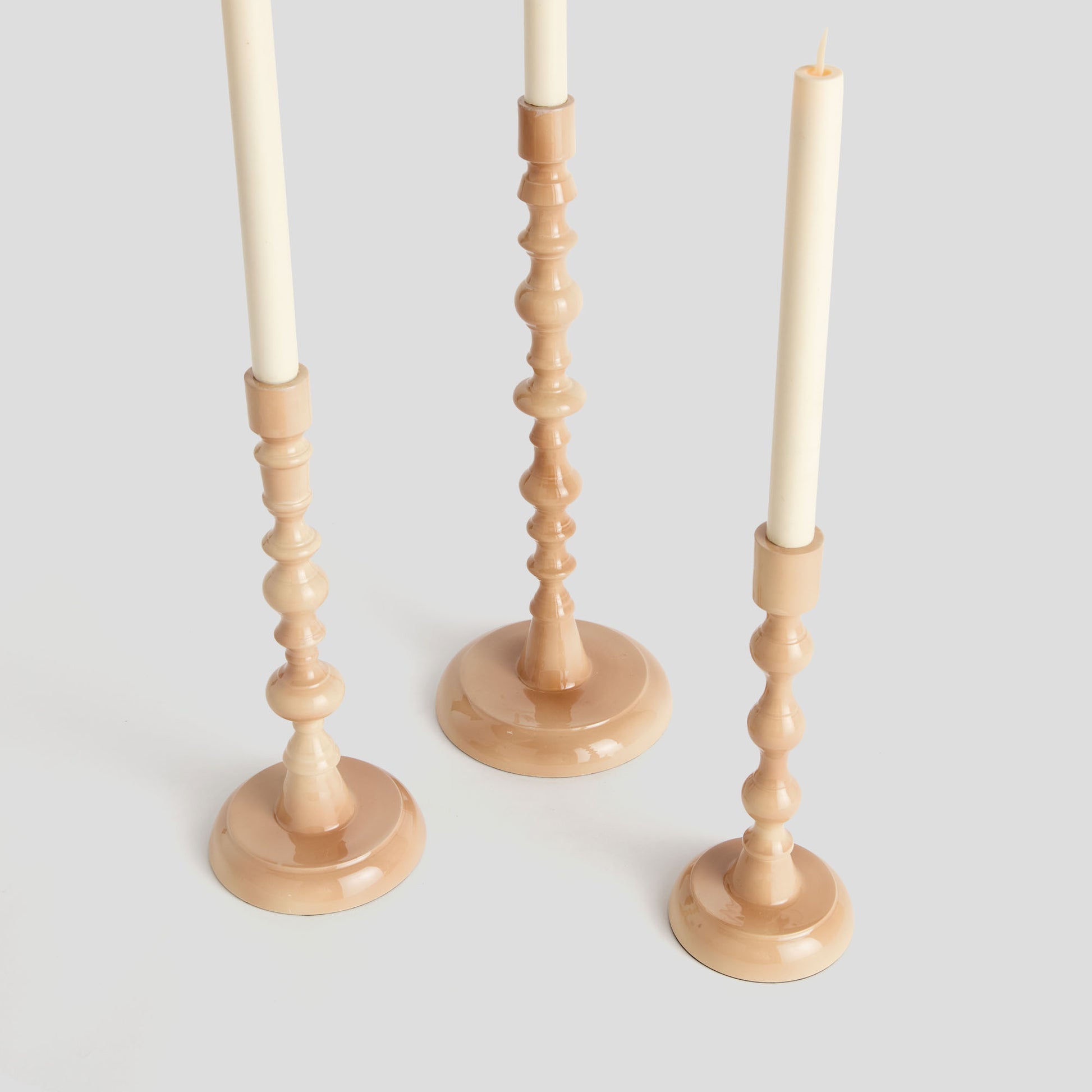 Pink enamel taper holders (set of 3) - stylish home accent (Image3).