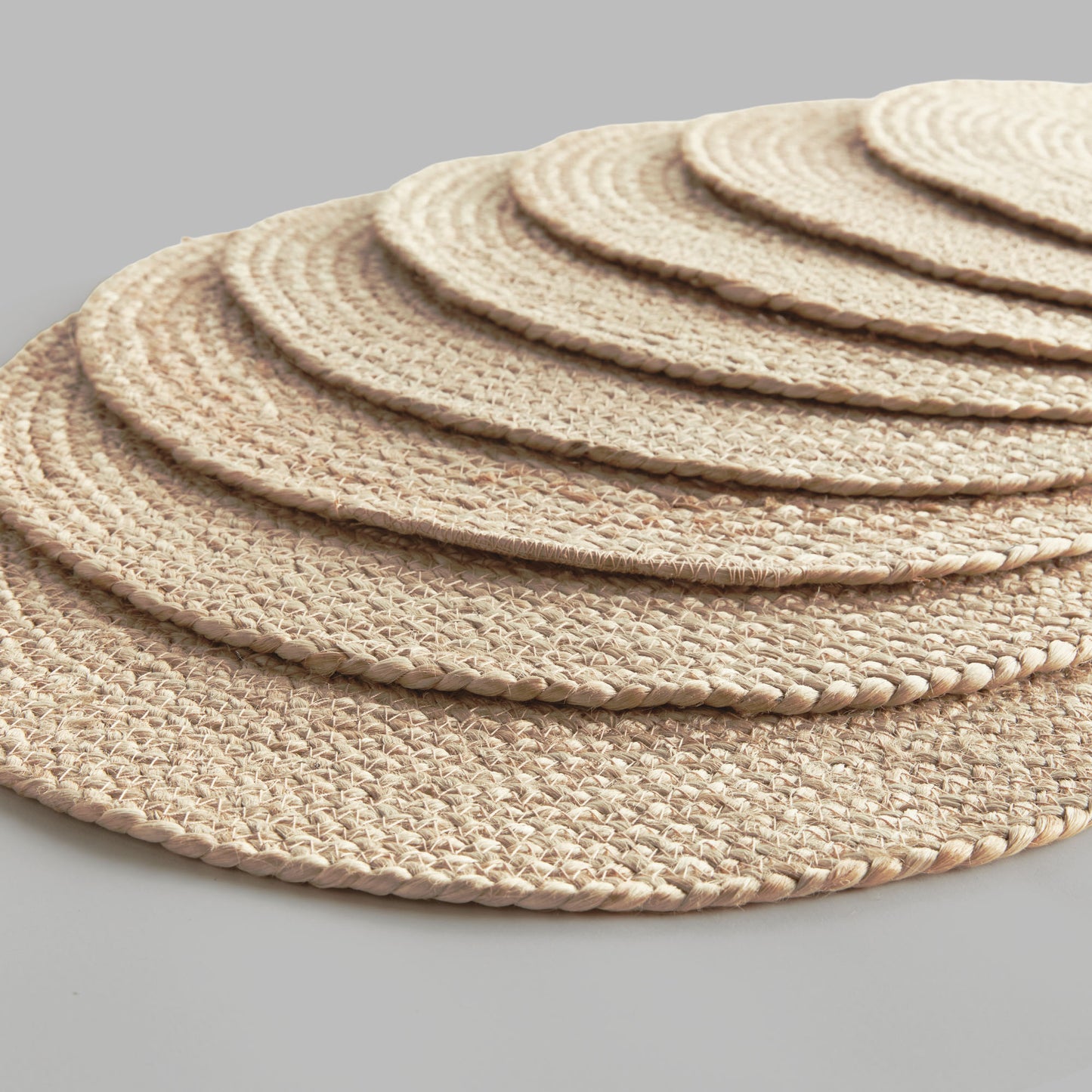 Round jute placemats (set of 8) - stylish home accent (Image2).