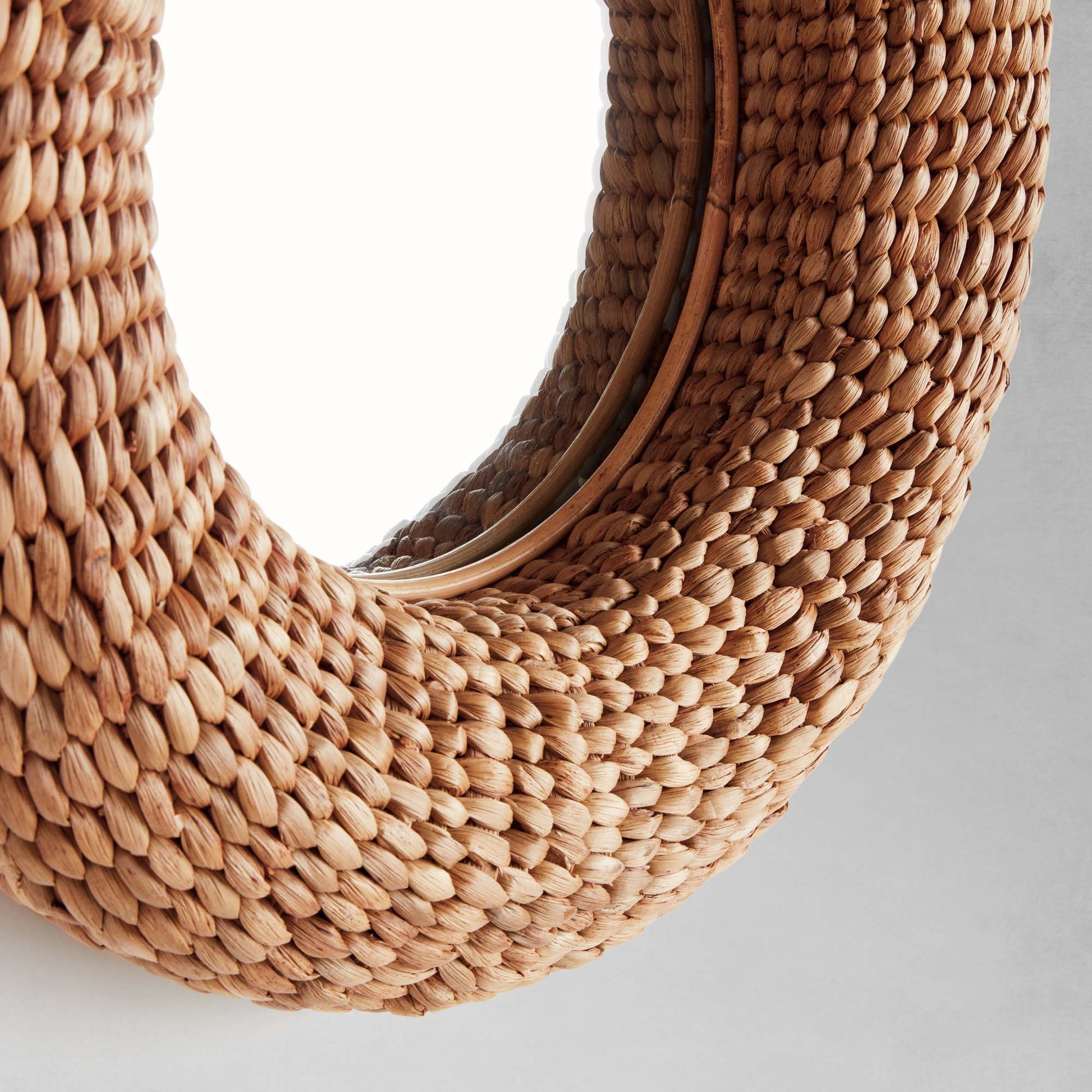 Round water hyacinth mirror 25.5 inch - stylish home accent (Image2).