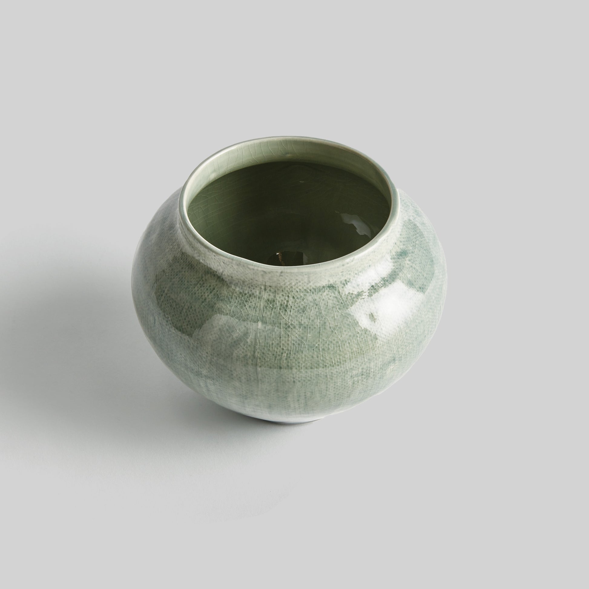 Sage green tapered ceramic pot - stylish home accent (Image3).