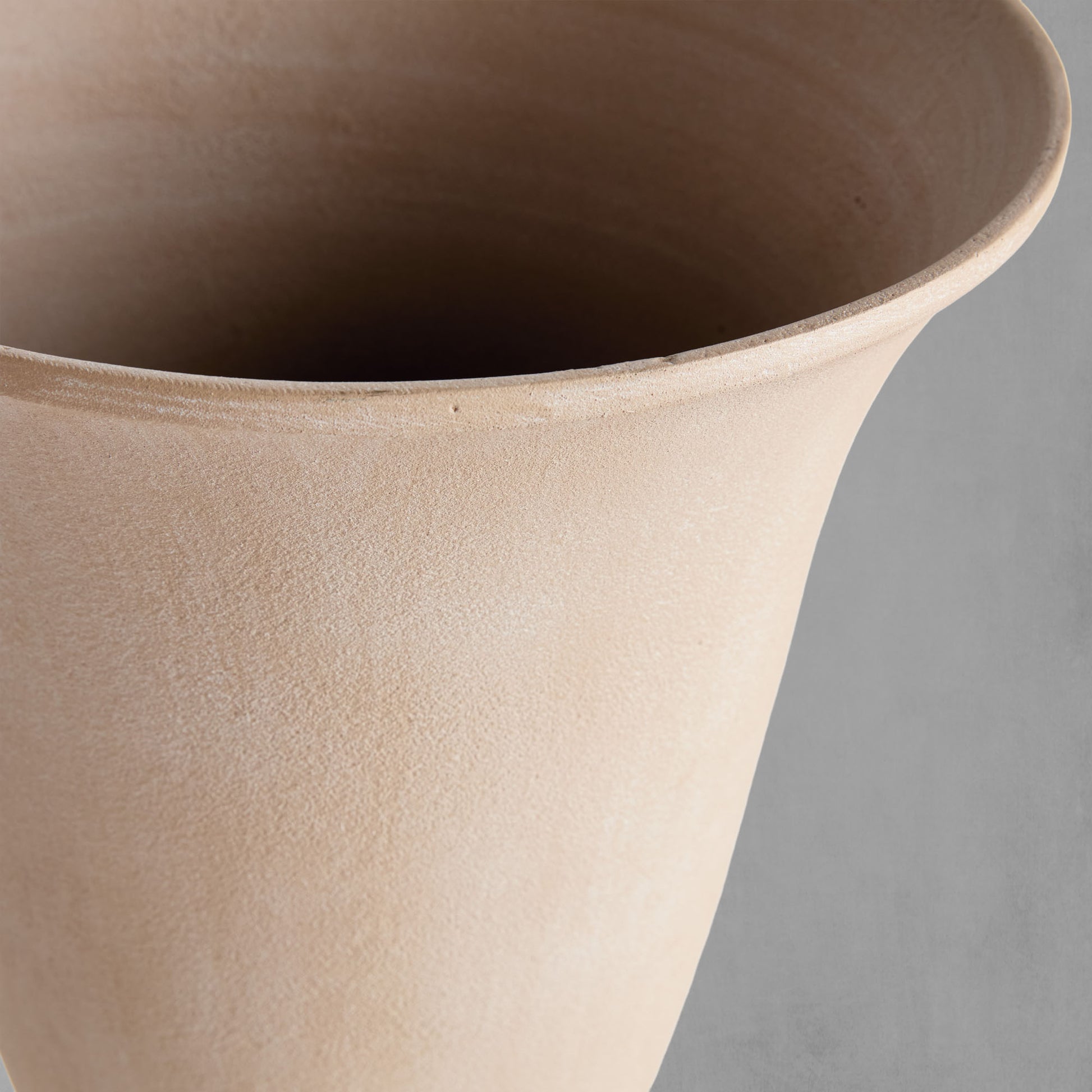 Sandstone footed vase - stylish home accent (Image2).