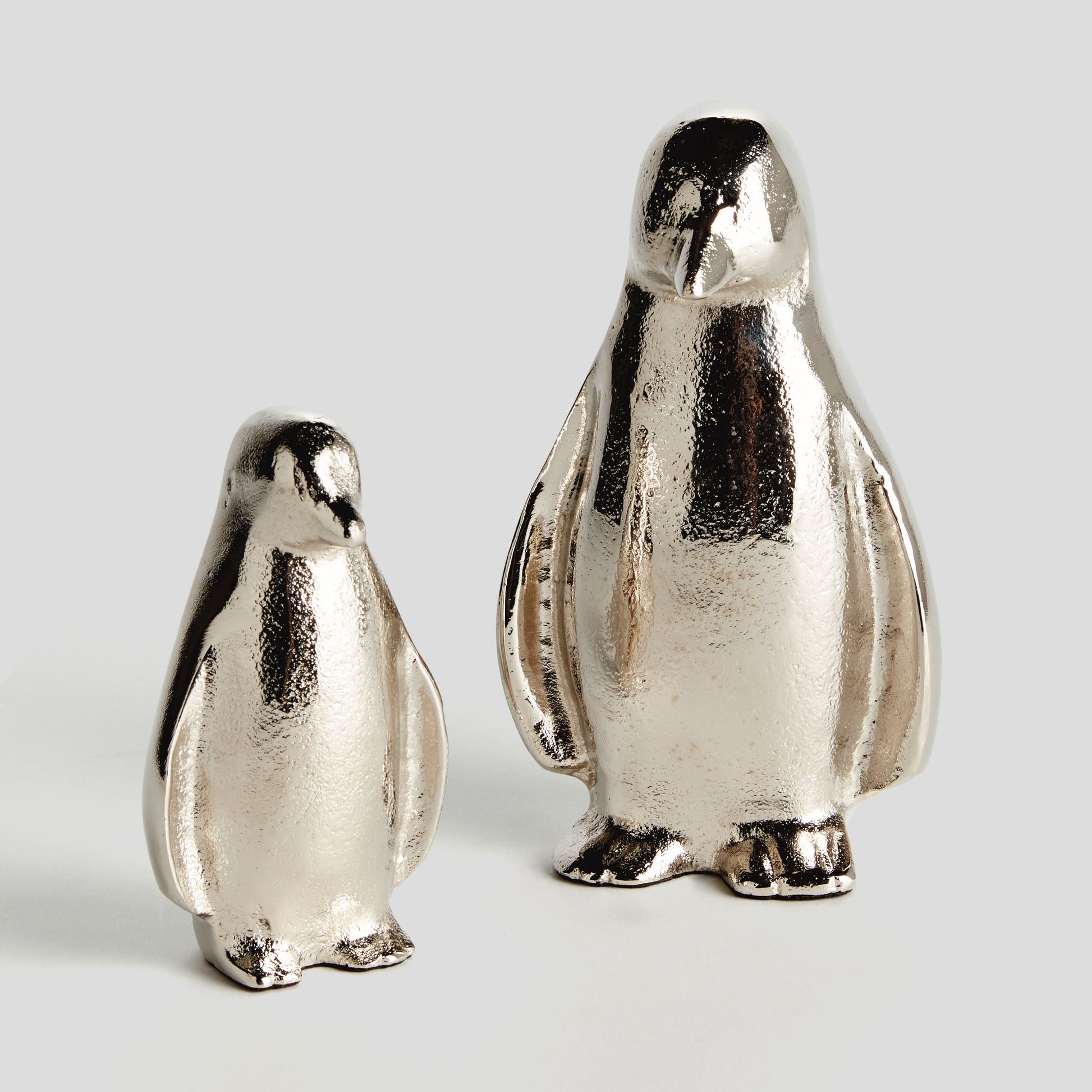 Silver aluminum penguin sculptures (set of 2) - stylish home accent (Image2).