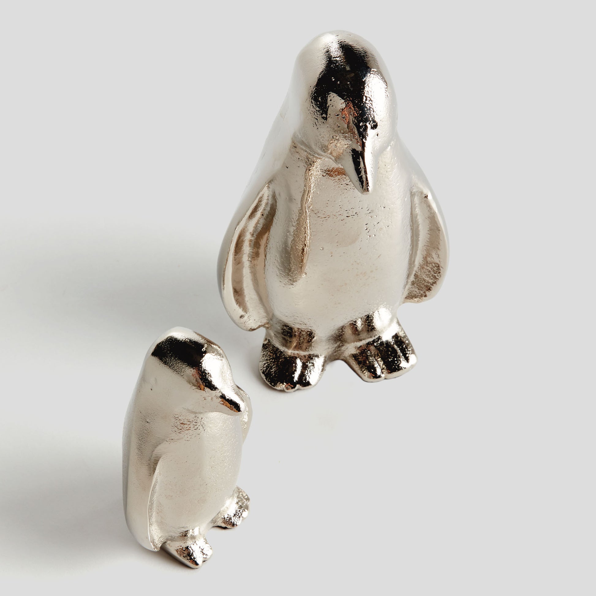Silver aluminum penguin sculptures (set of 2) - stylish home accent (Image3).