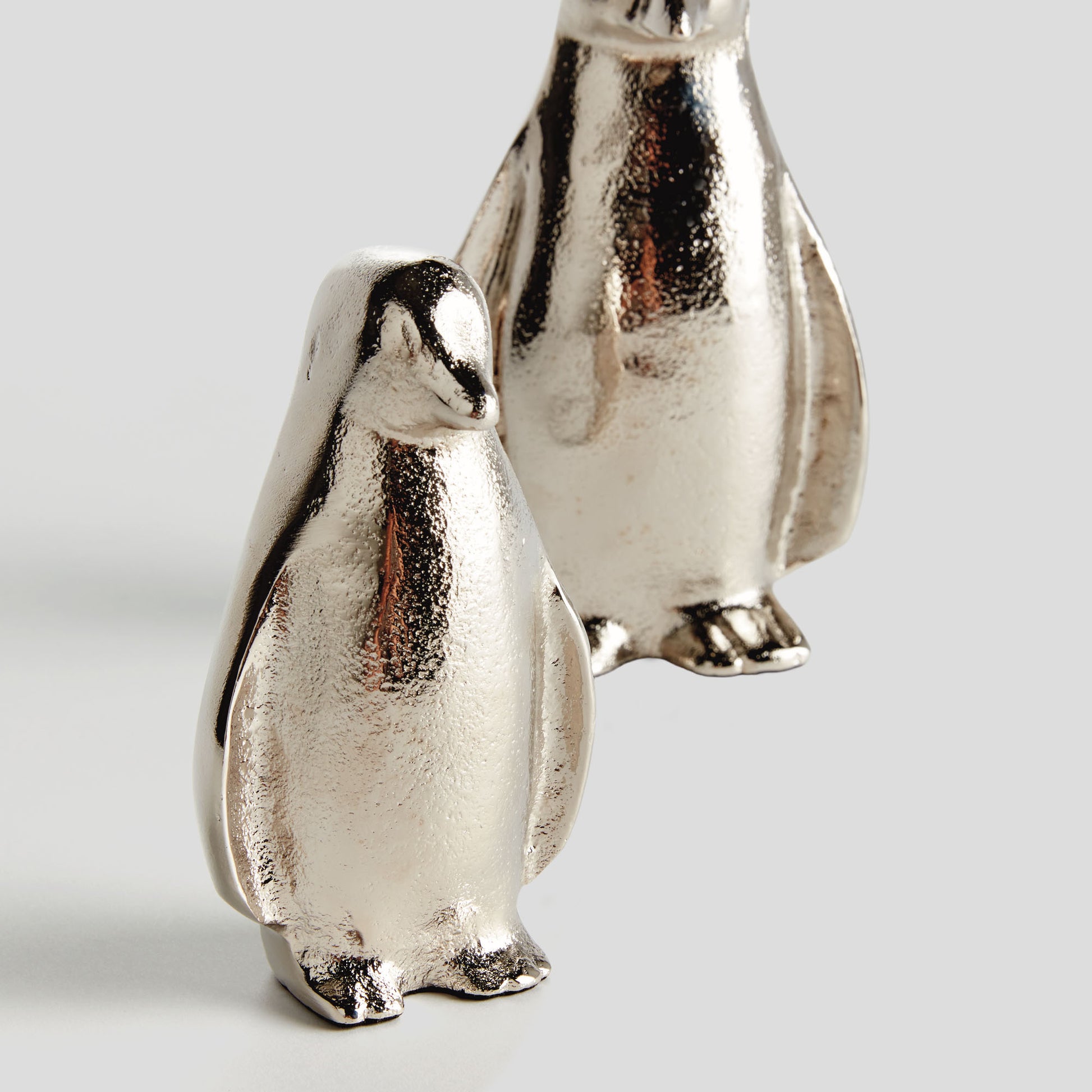 Silver aluminum penguin sculptures (set of 2) - stylish home accent (Image4).
