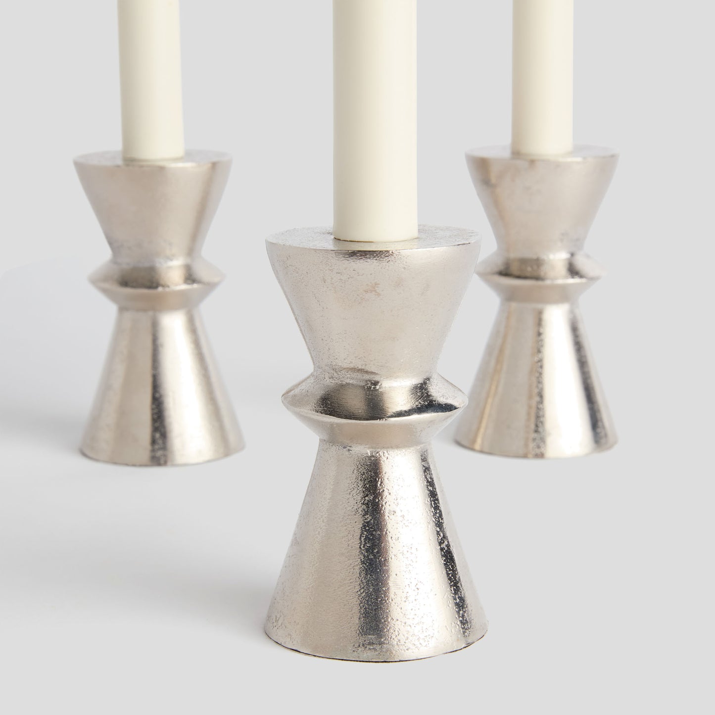 Silver aluminum taper candle holders (set of 3) - stylish home accent (Image3).