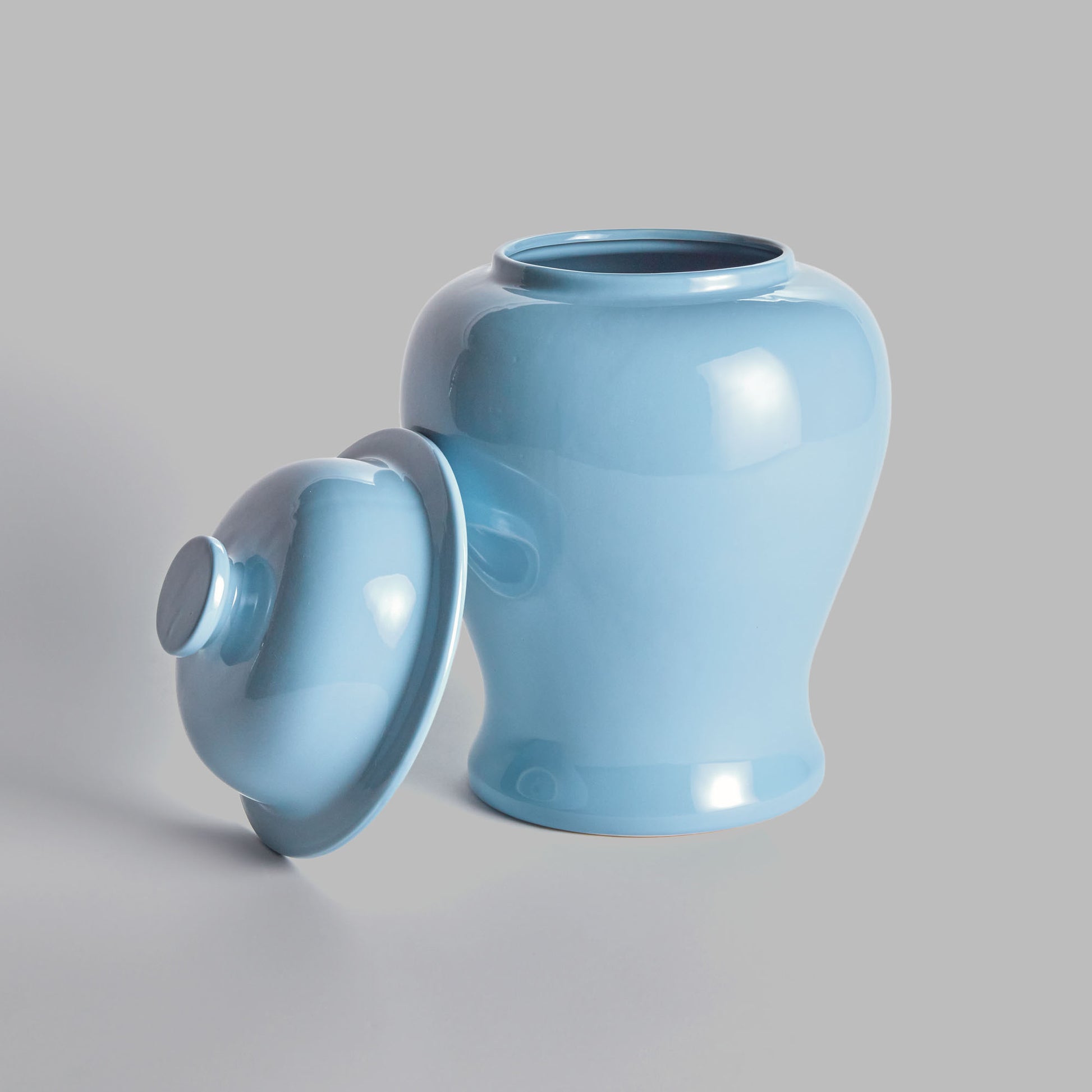 Small blue ceramic lidded ginger jar - stylish home accent (Image1).