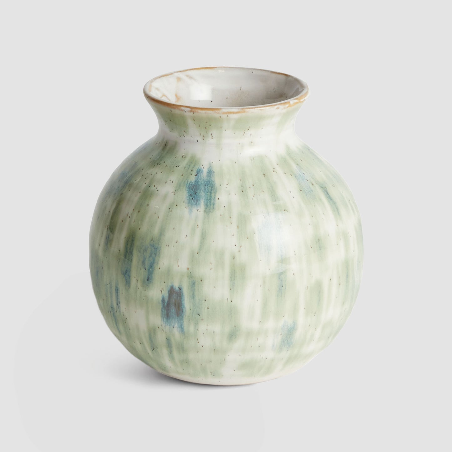 Small green stoneware vase - stylish home accent (Image1).