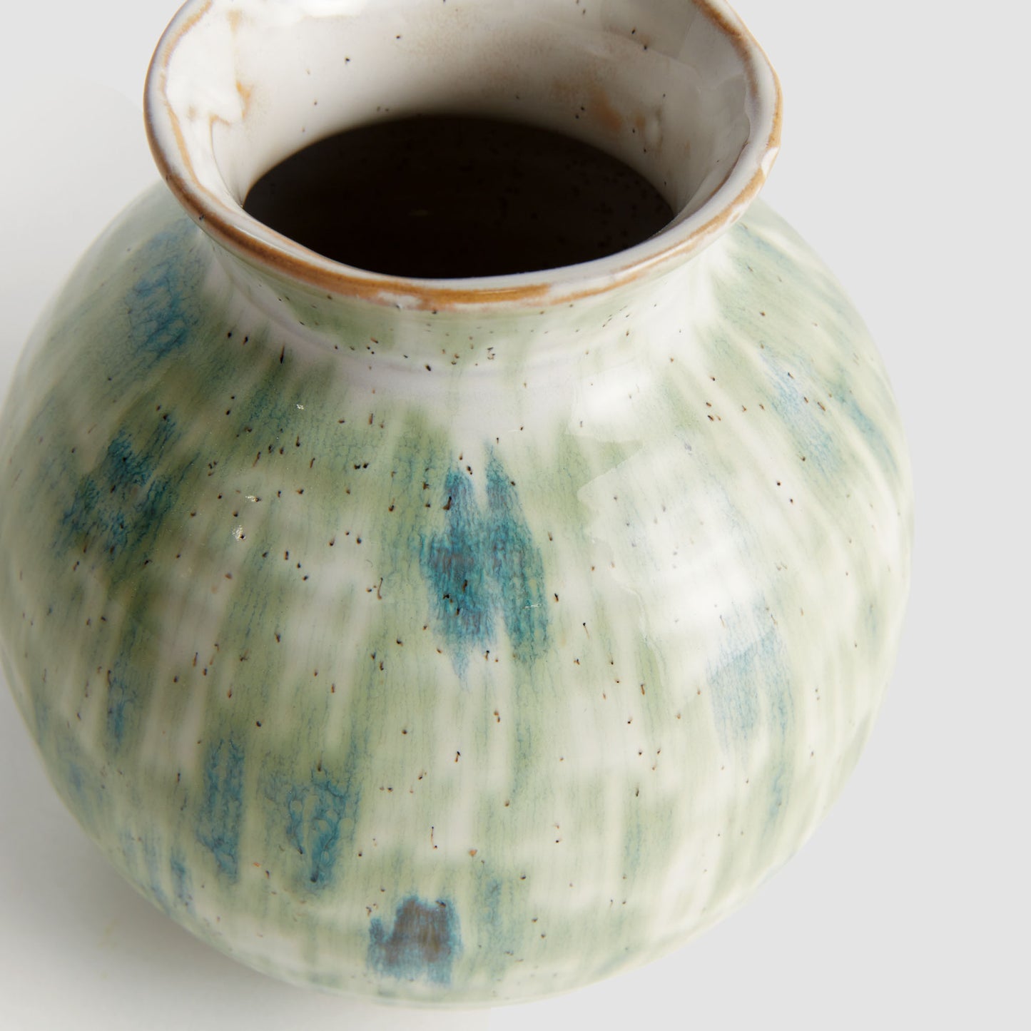 Small green stoneware vase - stylish home accent (Image2).