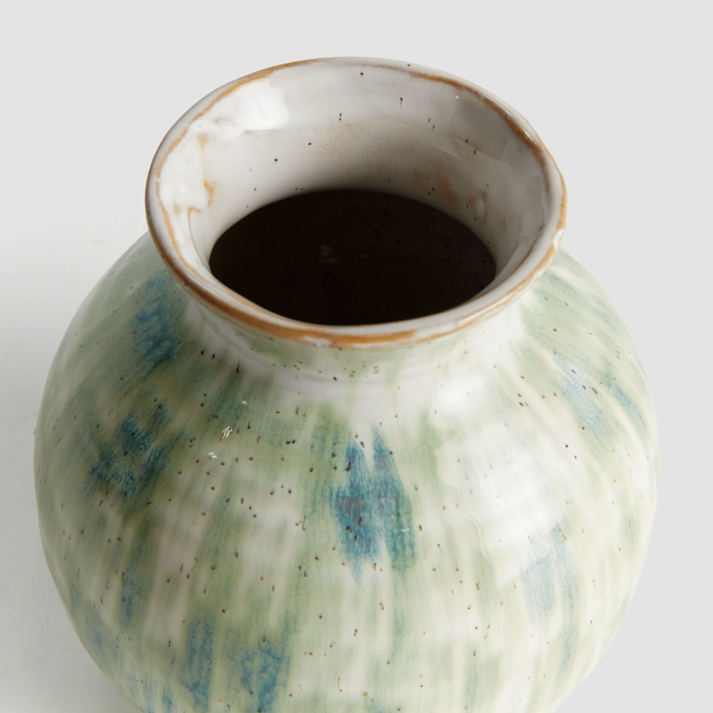 Small green stoneware vase - stylish home accent (Image3).