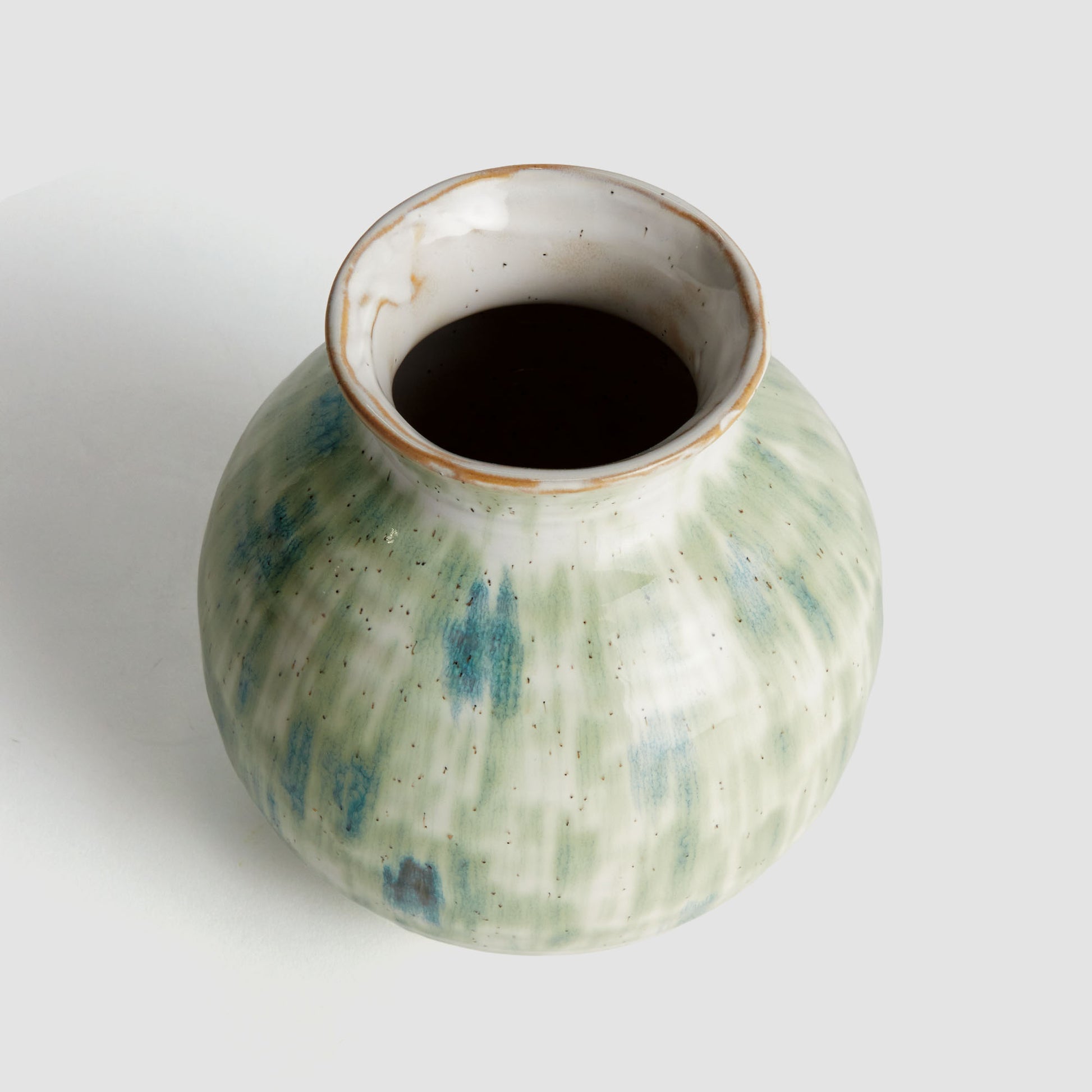 Small green stoneware vase - stylish home accent (Image4).