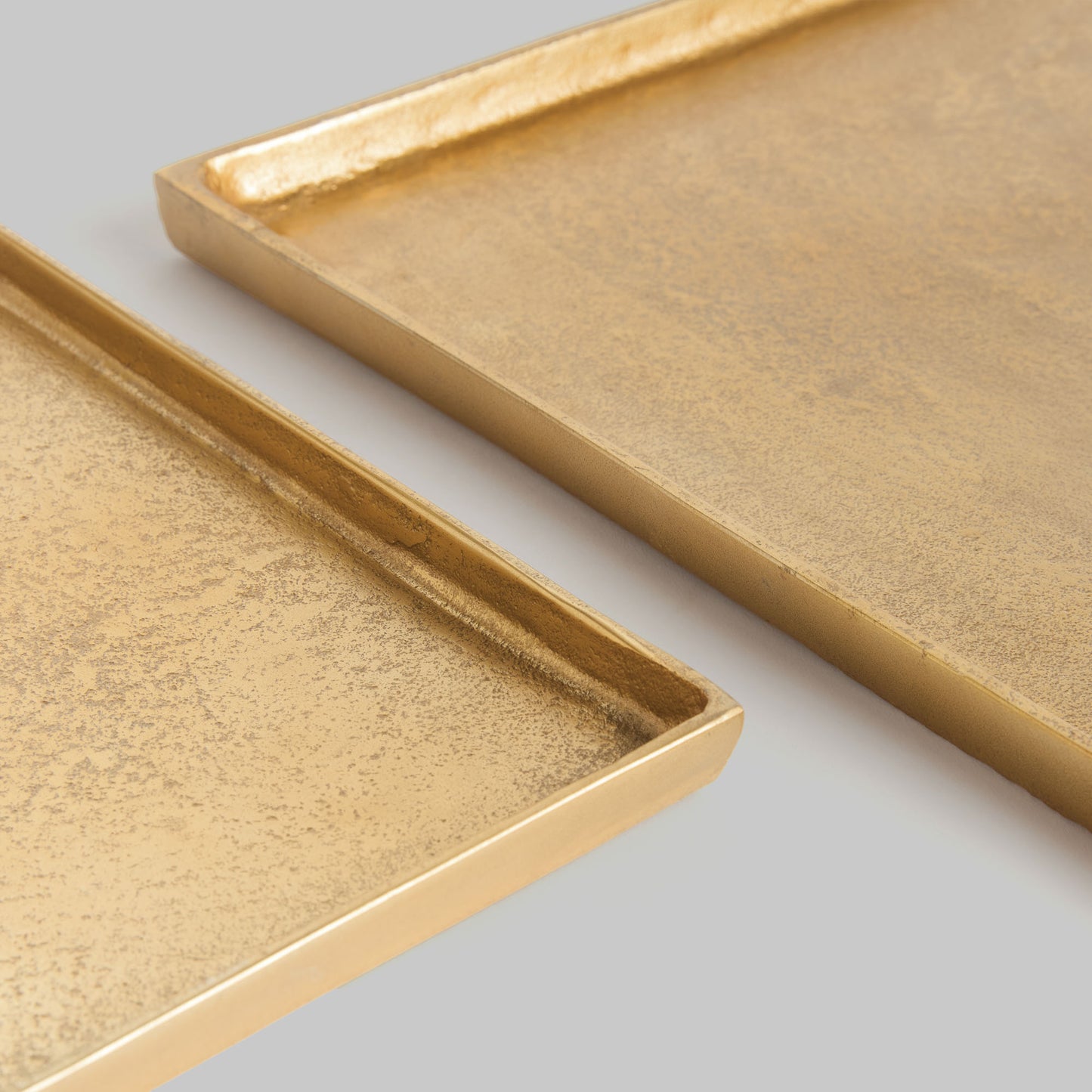 Square gold decorative trays (set of 2) - stylish home accent (Image2).
