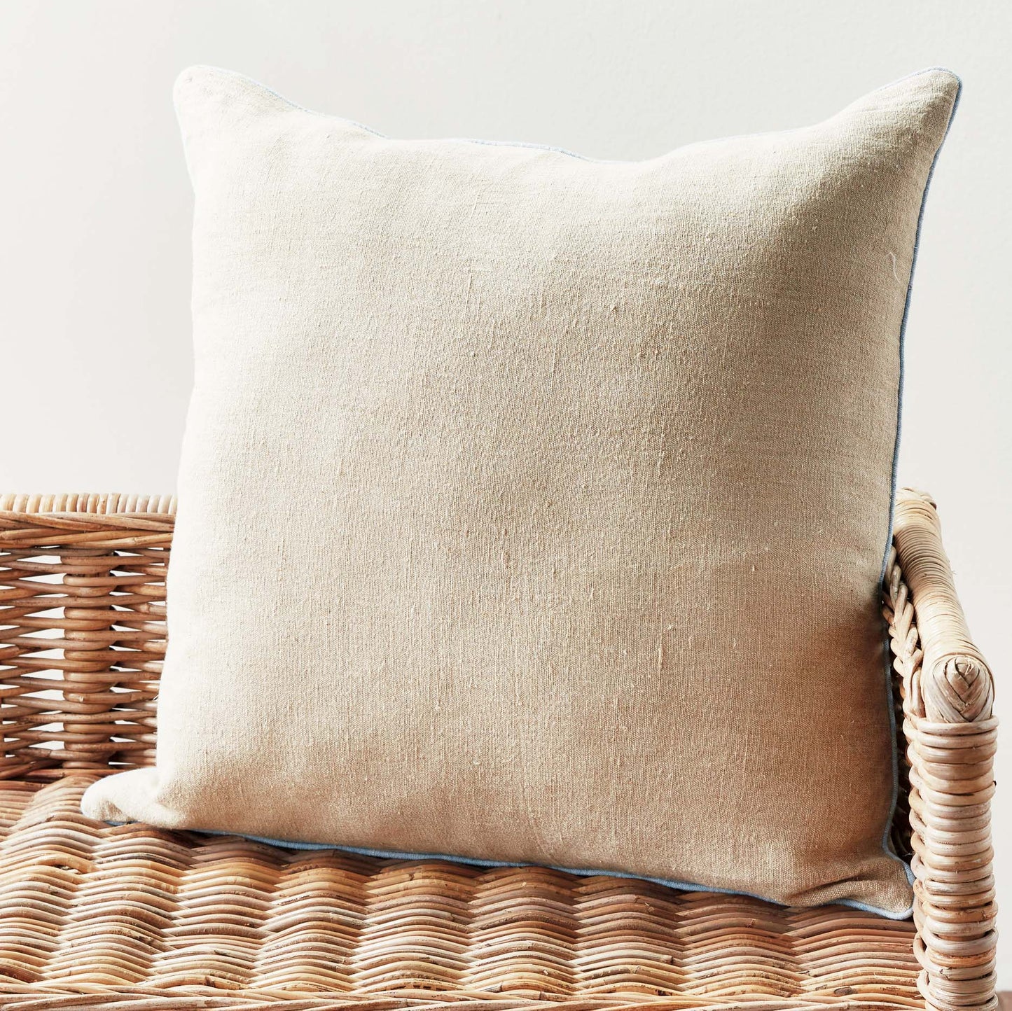 Tan with blue piping 24 inch linen pillow - stylish home accent (Image7).